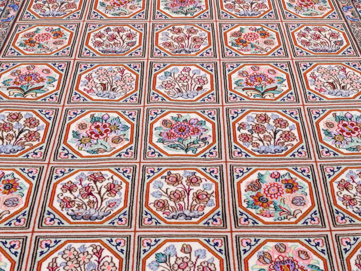 Handgeknüpfter "Javad Eslimi" Isfahan Perserteppich von Khademi aus Wolle mit Seide, cremeweiß. Feiner, persischer Teppich mit Feldmuster, signiert. Orientteppich, geknüpft in Iran. Größe: 155 x 102 cm. Teppichnummer: SB3-1069 | Jupiter In