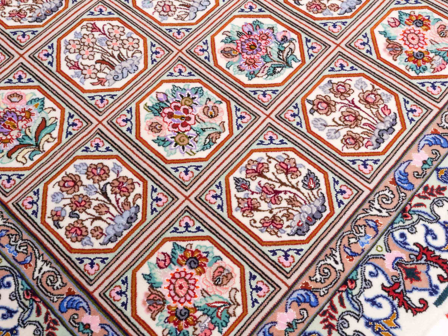 Handgeknüpfter "Javad Eslimi" Isfahan Perserteppich von Khademi aus Wolle mit Seide, cremeweiß. Feiner, persischer Teppich mit Feldmuster, signiert. Orientteppich, geknüpft in Iran. Größe: 155 x 102 cm. Teppichnummer: SB3-1069 | Jupiter In