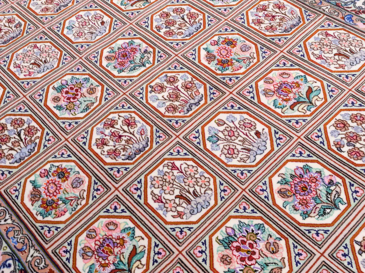 Handgeknüpfter "Javad Eslimi" Isfahan Perserteppich von Khademi aus Wolle mit Seide, cremeweiß. Feiner, persischer Teppich mit Feldmuster, signiert. Orientteppich, geknüpft in Iran. Größe: 155 x 102 cm. Teppichnummer: SB3-1069 | Jupiter In