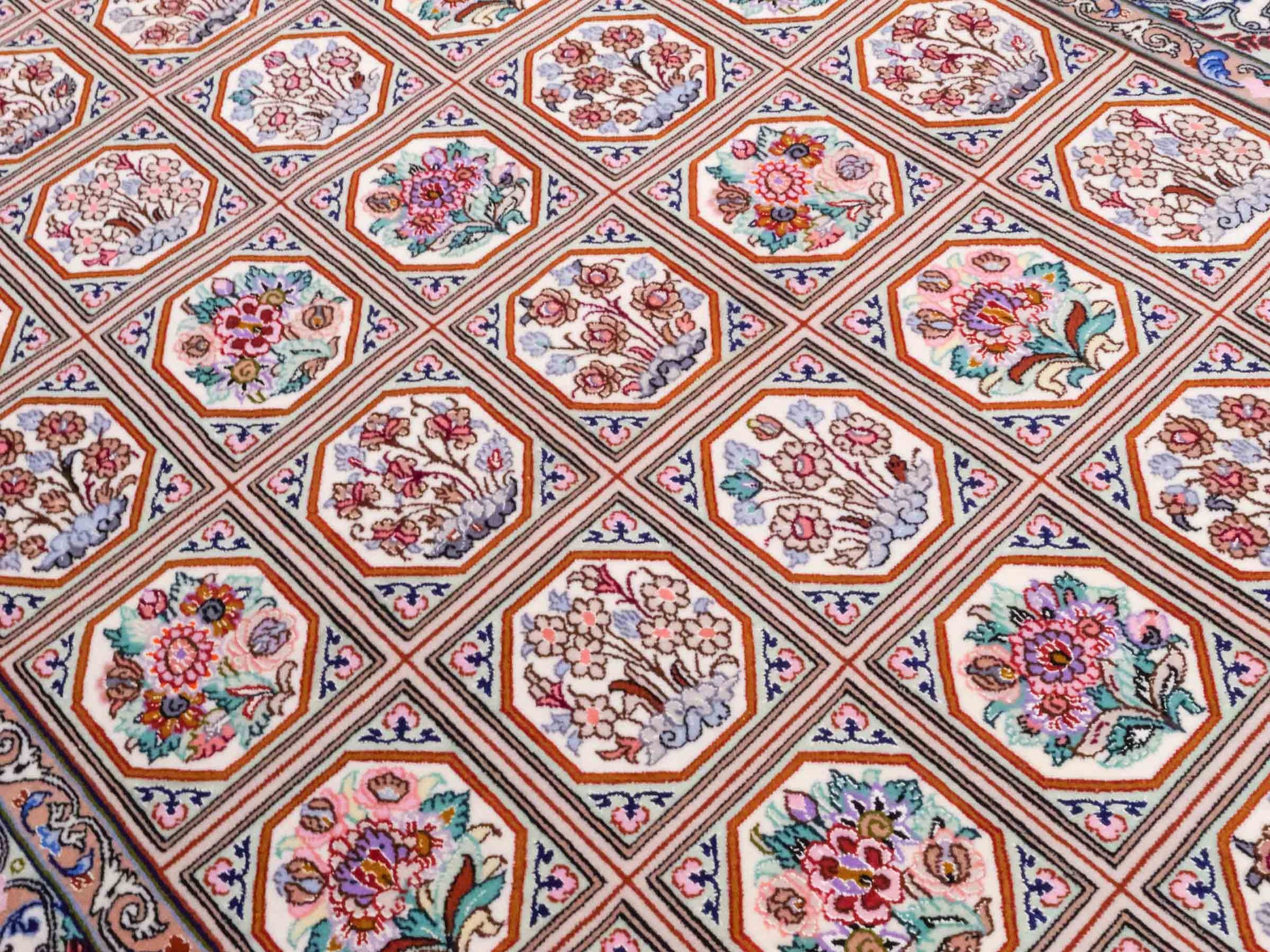Handgeknüpfter "Javad Eslimi" Isfahan Perserteppich von Khademi aus Wolle mit Seide, cremeweiß. Feiner, persischer Teppich mit Feldmuster, signiert. Orientteppich, geknüpft in Iran. Größe: 155 x 102 cm. Teppichnummer: SB3-1069 | Jupiter In