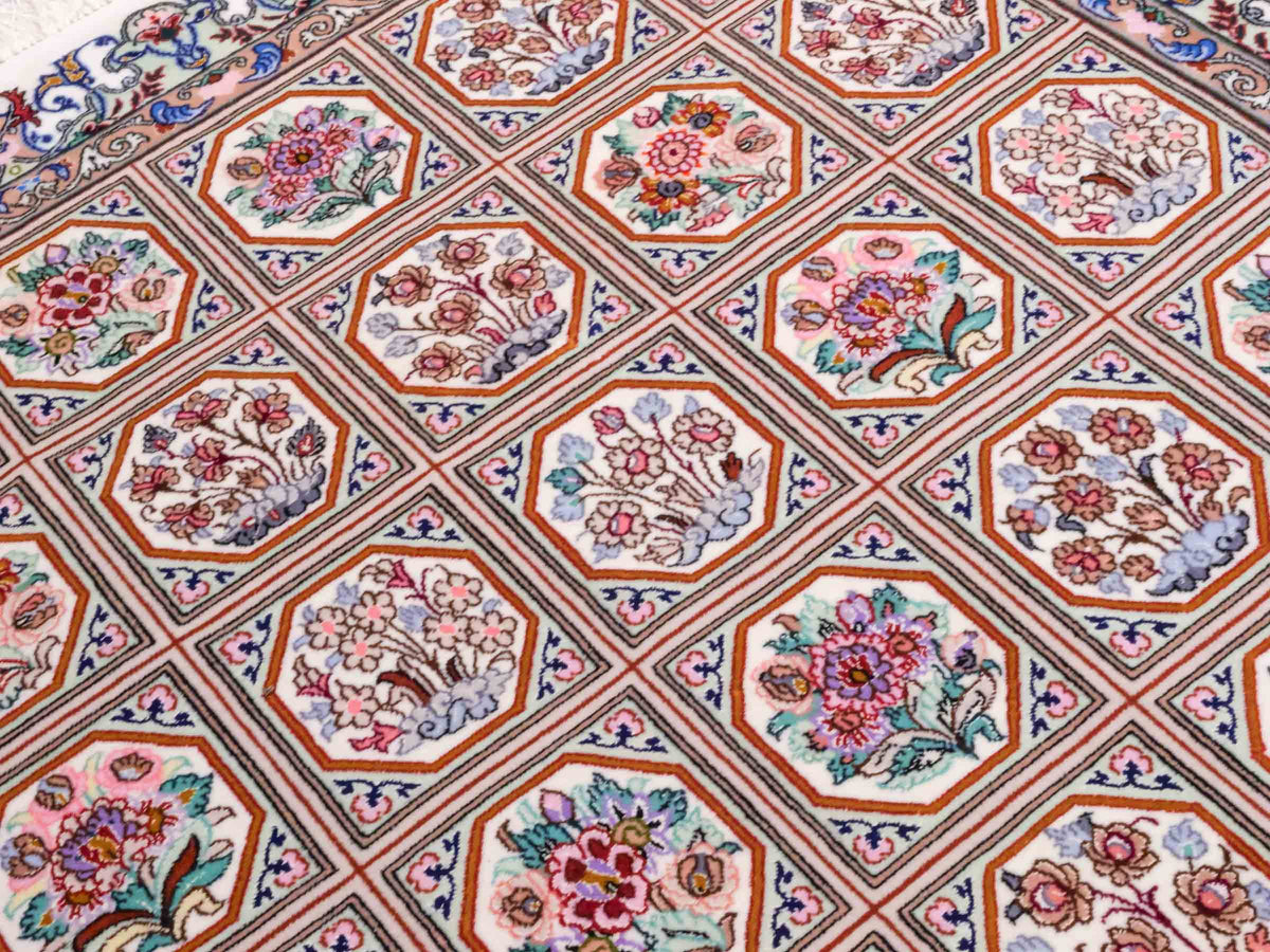 Handgeknüpfter "Javad Eslimi" Isfahan Perserteppich von Khademi aus Wolle mit Seide, cremeweiß. Feiner, persischer Teppich mit Feldmuster, signiert. Orientteppich, geknüpft in Iran. Größe: 155 x 102 cm. Teppichnummer: SB3-1069 | Jupiter In