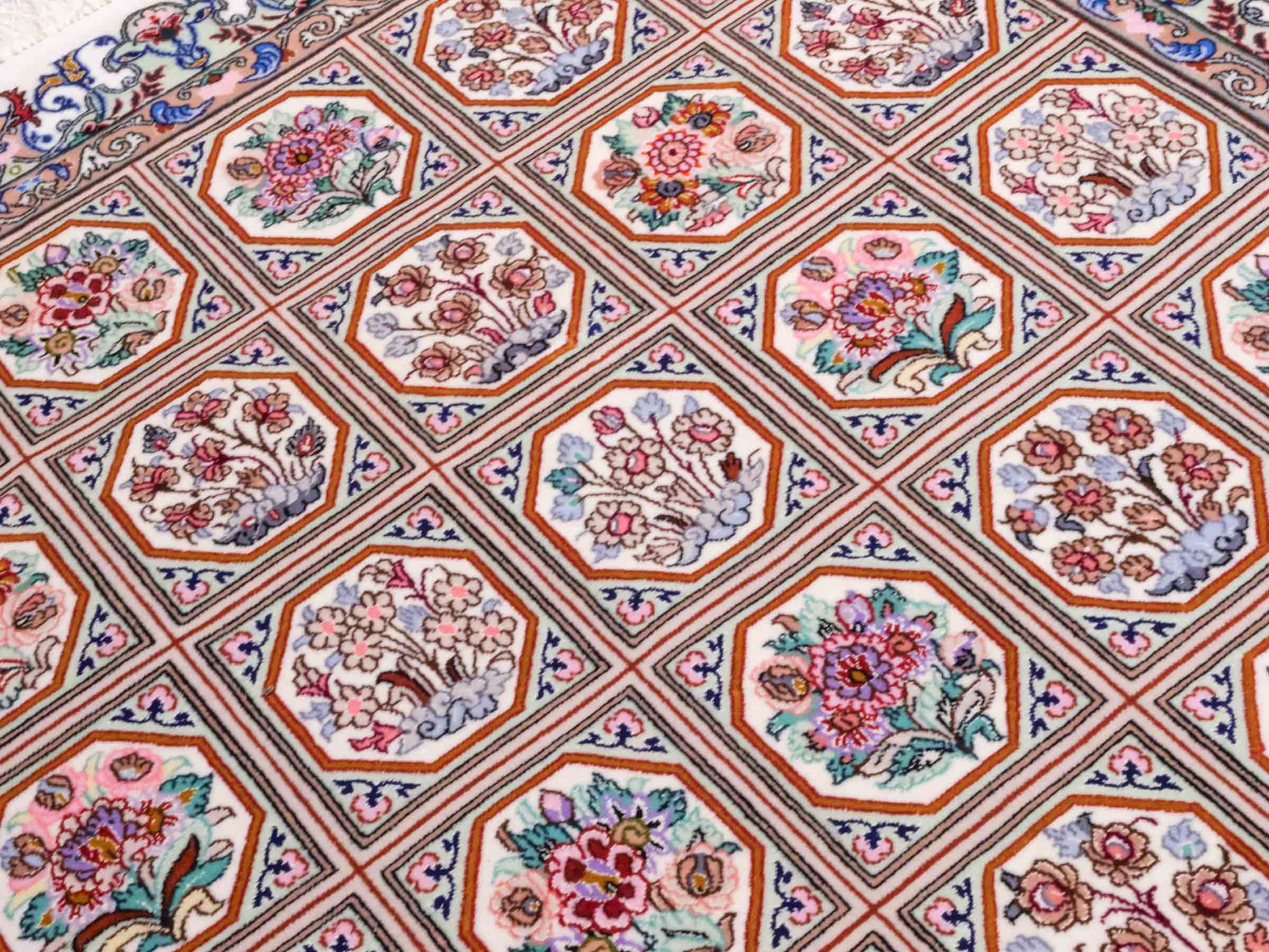 Handgeknüpfter "Javad Eslimi" Isfahan Perserteppich von Khademi aus Wolle mit Seide, cremeweiß. Feiner, persischer Teppich mit Feldmuster, signiert. Orientteppich, geknüpft in Iran. Größe: 155 x 102 cm. Teppichnummer: SB3-1069 | Jupiter In