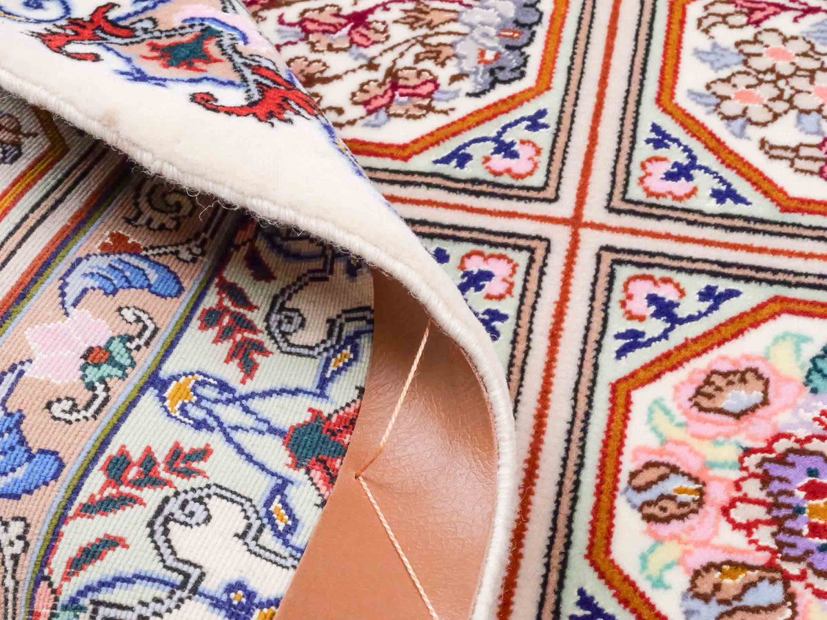 Handgeknüpfter "Javad Eslimi" Isfahan Perserteppich von Khademi aus Wolle mit Seide, cremeweiß. Feiner, persischer Teppich mit Feldmuster, signiert. Orientteppich, geknüpft in Iran. Größe: 155 x 102 cm. Teppichnummer: SB3-1069 | Jupiter In