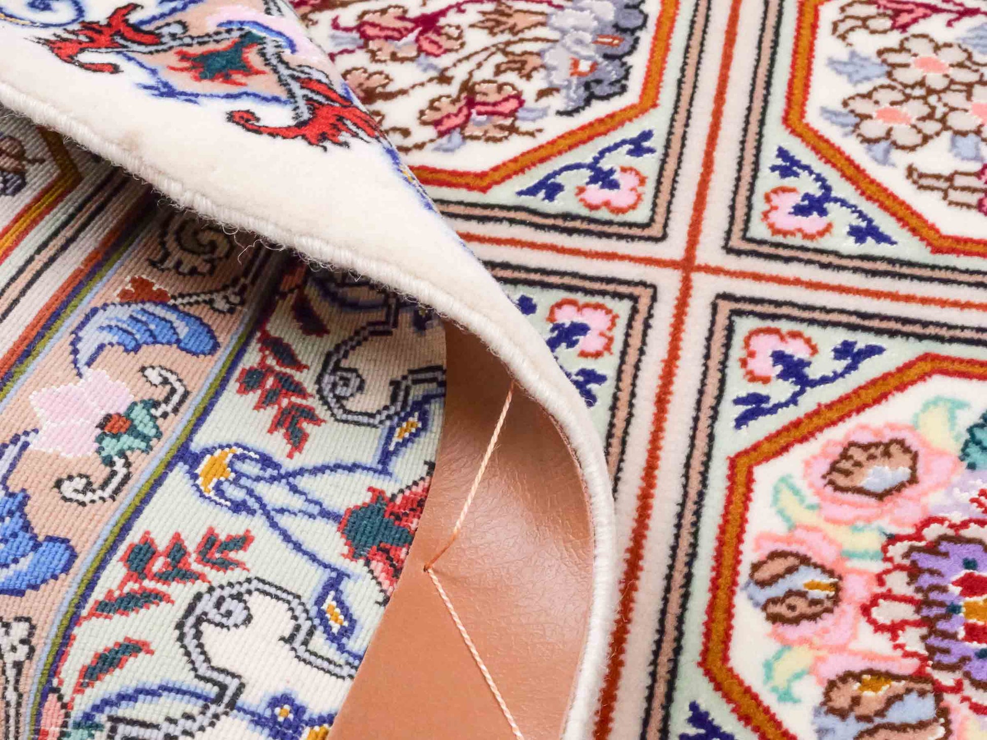 Handgeknüpfter "Javad Eslimi" Isfahan Perserteppich von Khademi aus Wolle mit Seide, cremeweiß. Feiner, persischer Teppich mit Feldmuster, signiert. Orientteppich, geknüpft in Iran. Größe: 155 x 102 cm. Teppichnummer: SB3-1069 | Jupiter In