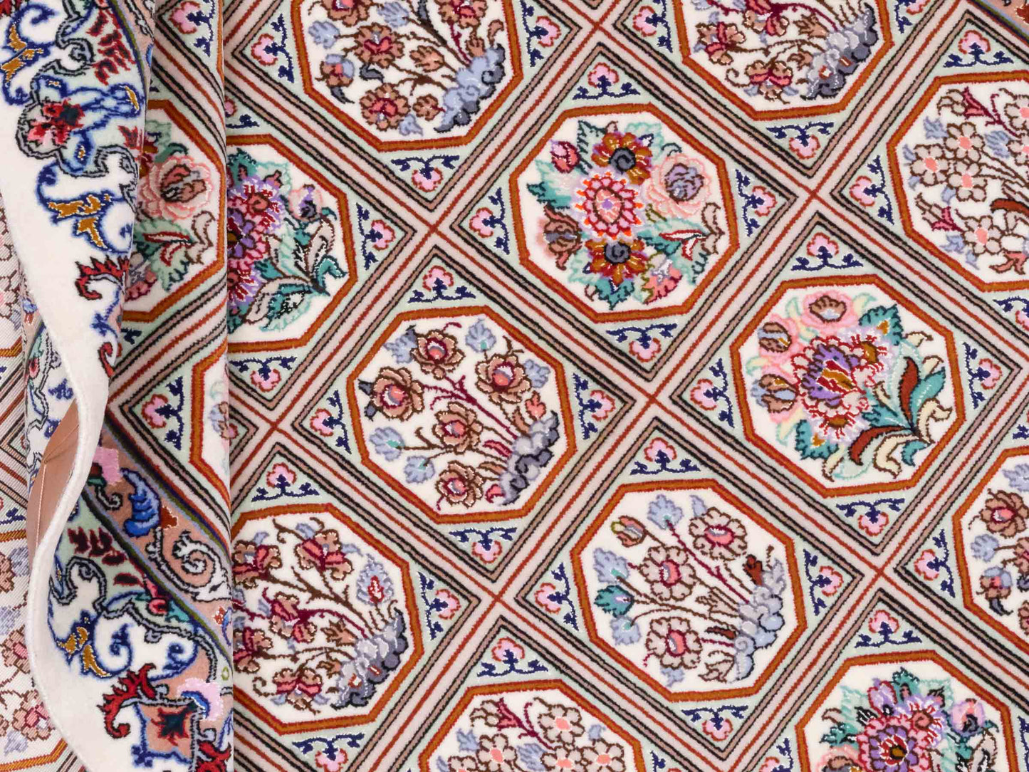 Handgeknüpfter "Javad Eslimi" Isfahan Perserteppich von Khademi aus Wolle mit Seide, cremeweiß. Feiner, persischer Teppich mit Feldmuster, signiert. Orientteppich, geknüpft in Iran. Größe: 155 x 102 cm. Teppichnummer: SB3-1069 | Jupiter In