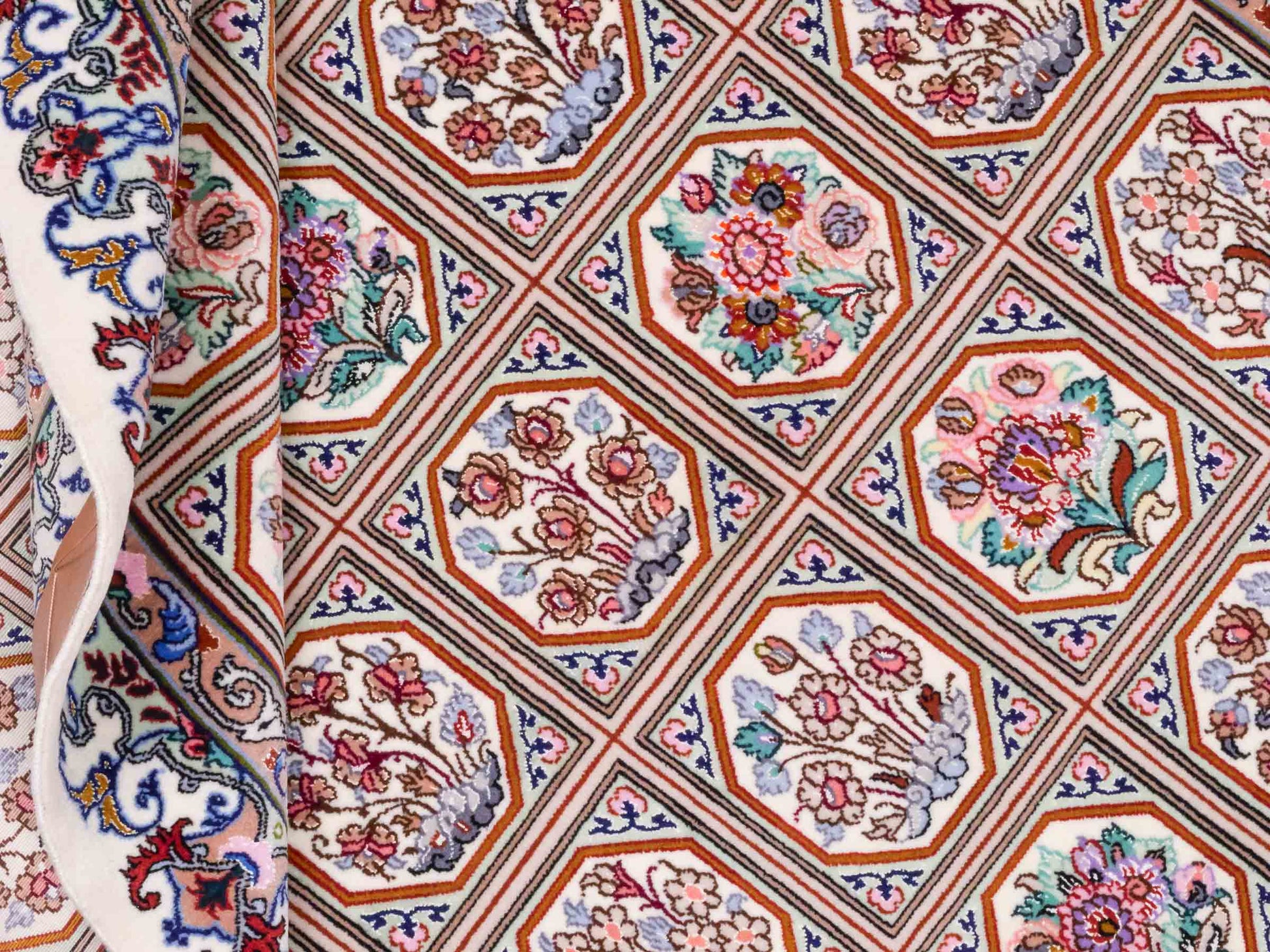 Handgeknüpfter "Javad Eslimi" Isfahan Perserteppich von Khademi aus Wolle mit Seide, cremeweiß. Feiner, persischer Teppich mit Feldmuster, signiert. Orientteppich, geknüpft in Iran. Größe: 155 x 102 cm. Teppichnummer: SB3-1069 | Jupiter In