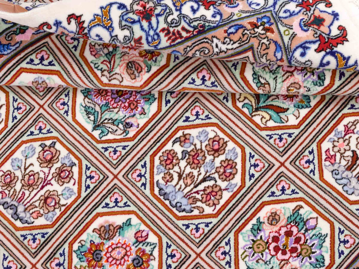 Handgeknüpfter "Javad Eslimi" Isfahan Perserteppich von Khademi aus Wolle mit Seide, cremeweiß. Feiner, persischer Teppich mit Feldmuster, signiert. Orientteppich, geknüpft in Iran. Größe: 155 x 102 cm. Teppichnummer: SB3-1069 | Jupiter In
