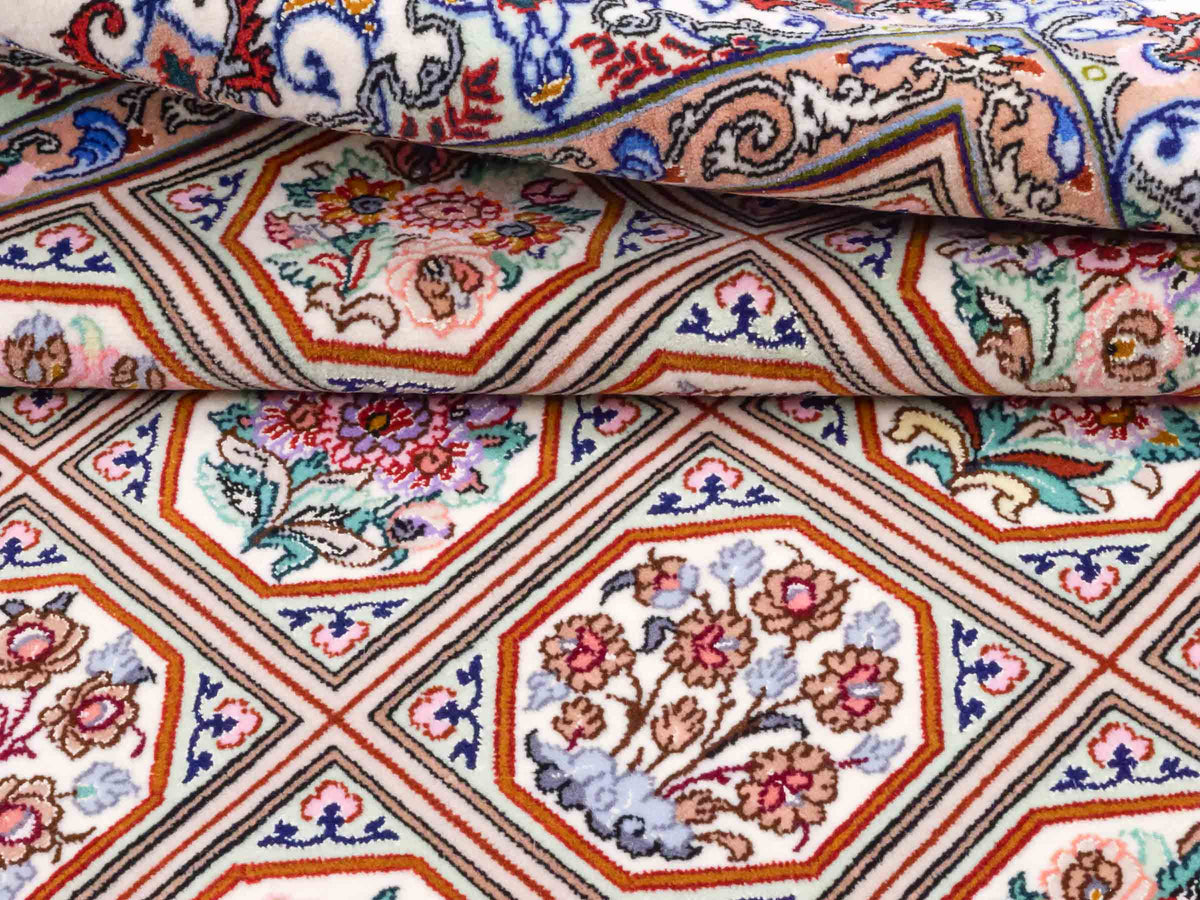 Handgeknüpfter "Javad Eslimi" Isfahan Perserteppich von Khademi aus Wolle mit Seide, cremeweiß. Feiner, persischer Teppich mit Feldmuster, signiert. Orientteppich, geknüpft in Iran. Größe: 155 x 102 cm. Teppichnummer: SB3-1069 | Jupiter In