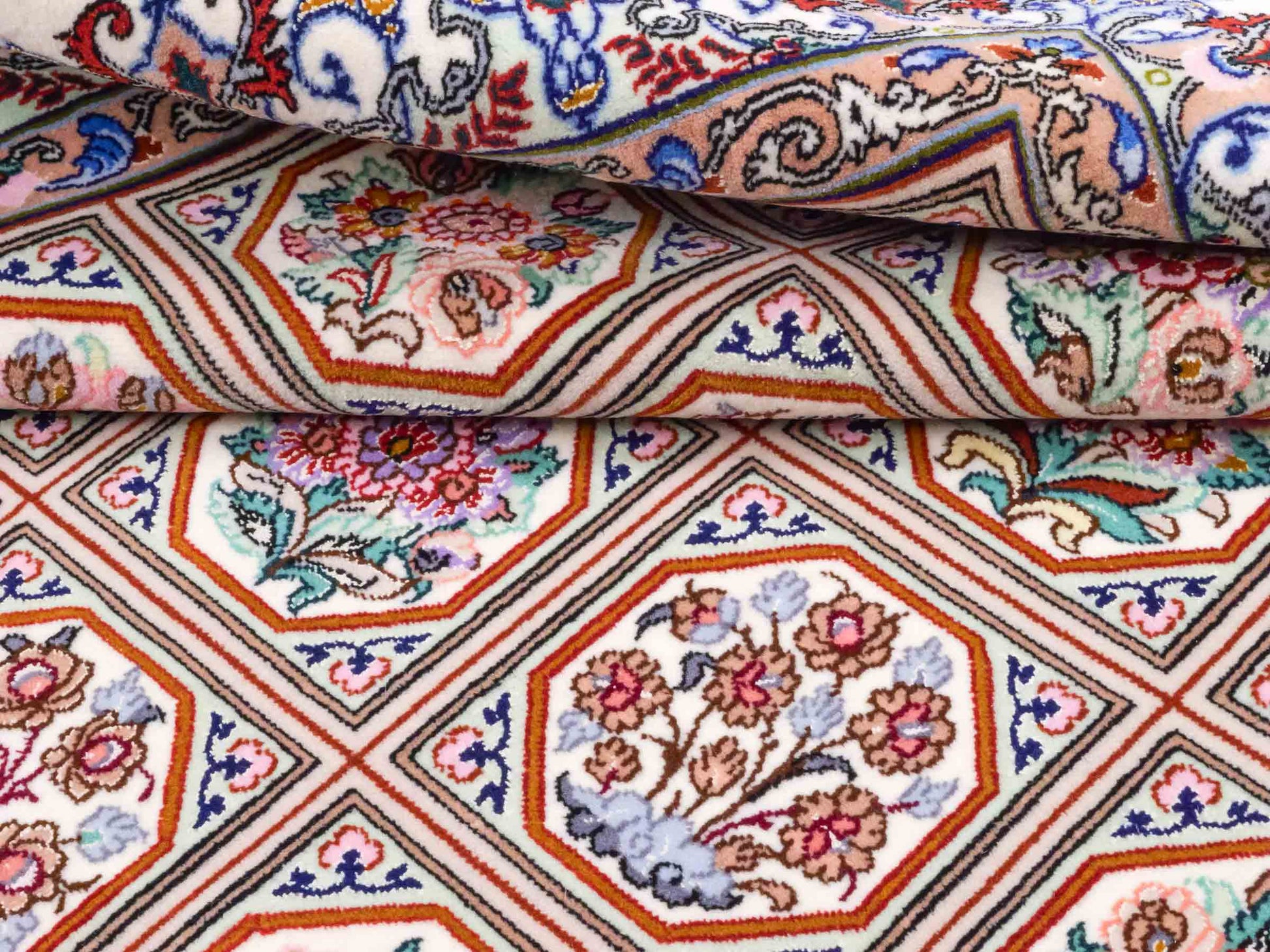 Handgeknüpfter "Javad Eslimi" Isfahan Perserteppich von Khademi aus Wolle mit Seide, cremeweiß. Feiner, persischer Teppich mit Feldmuster, signiert. Orientteppich, geknüpft in Iran. Größe: 155 x 102 cm. Teppichnummer: SB3-1069 | Jupiter In