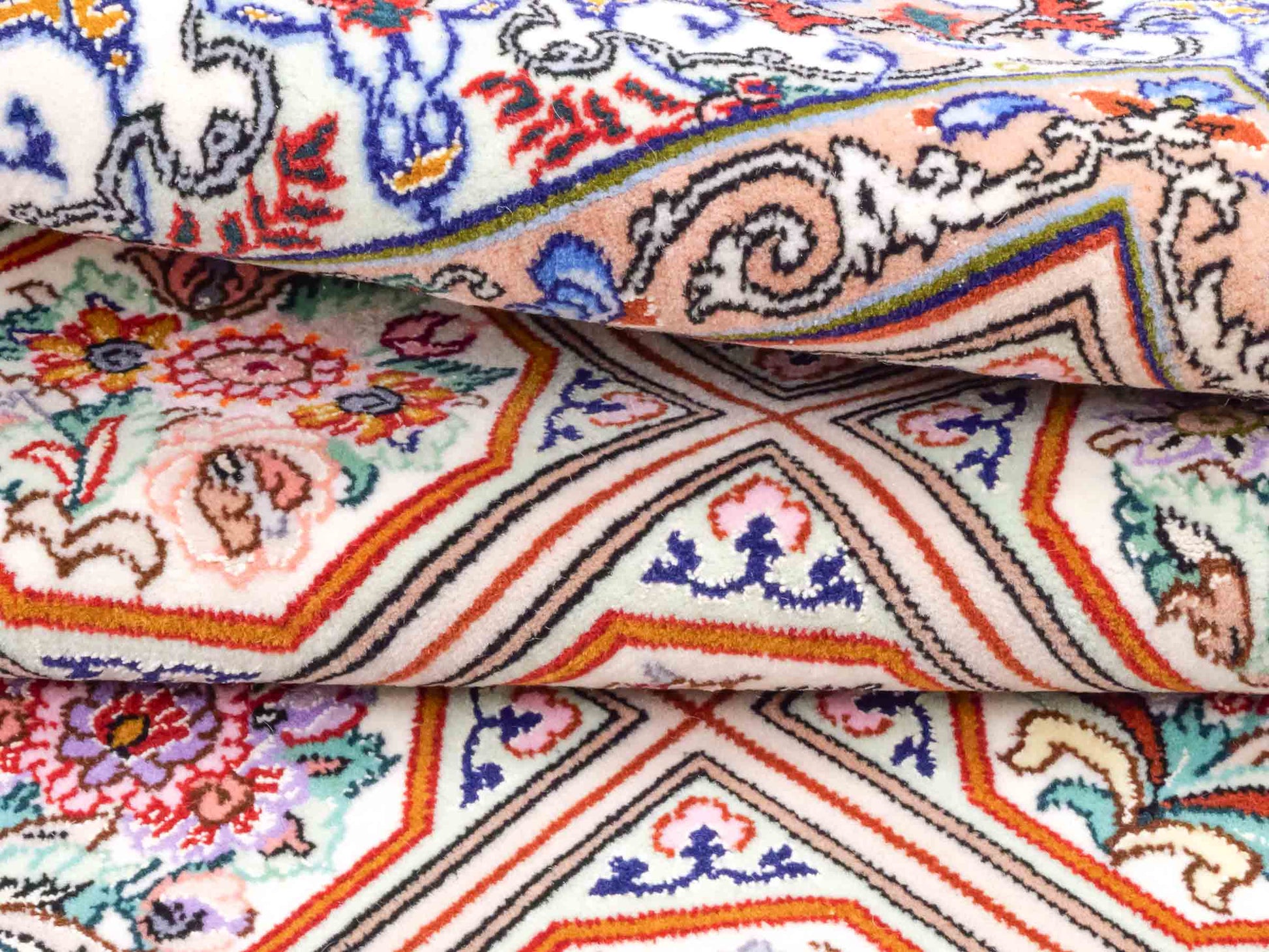 Handgeknüpfter "Javad Eslimi" Isfahan Perserteppich von Khademi aus Wolle mit Seide, cremeweiß. Feiner, persischer Teppich mit Feldmuster, signiert. Orientteppich, geknüpft in Iran. Größe: 155 x 102 cm. Teppichnummer: SB3-1069 | Jupiter In