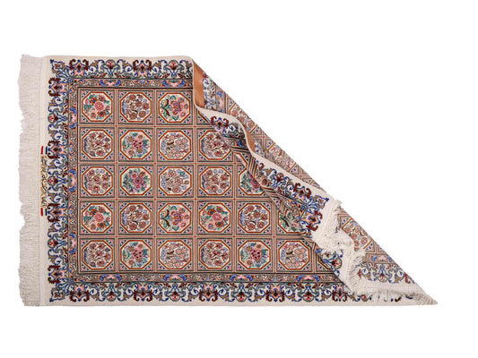Handgeknüpfter "Javad Eslimi" Isfahan Perserteppich von Khademi aus Wolle mit Seide, cremeweiß. Feiner, persischer Teppich mit Feldmuster, signiert. Orientteppich, geknüpft in Iran. Größe: 155 x 102 cm. Teppichnummer: SB3-1069 | Jupiter In