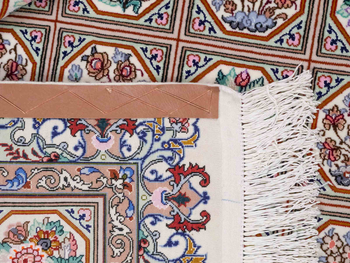 Handgeknüpfter "Javad Eslimi" Isfahan Perserteppich von Khademi aus Wolle mit Seide, cremeweiß. Feiner, persischer Teppich mit Feldmuster, signiert. Orientteppich, geknüpft in Iran. Größe: 155 x 102 cm. Teppichnummer: SB3-1069 | Jupiter In