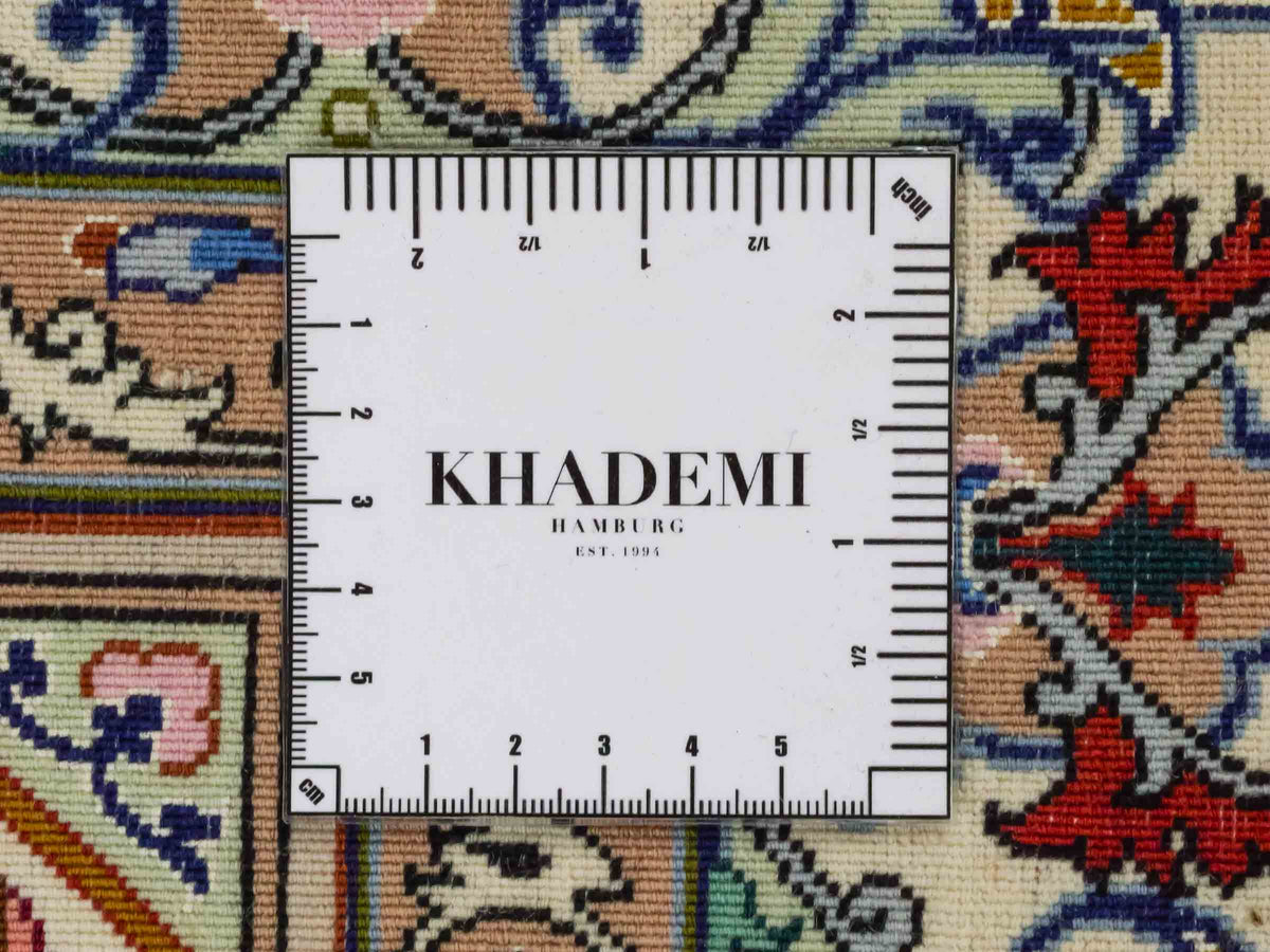 Handgeknüpfter "Javad Eslimi" Isfahan Perserteppich von Khademi aus Wolle mit Seide, cremeweiß. Feiner, persischer Teppich mit Feldmuster, signiert. Orientteppich, geknüpft in Iran. Größe: 155 x 102 cm. Teppichnummer: SB3-1069 | Jupiter In