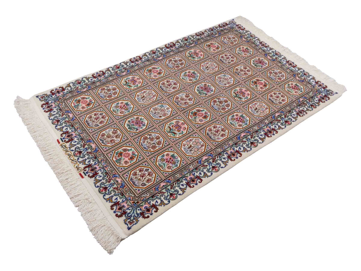 Handgeknüpfter "Javad Eslimi" Isfahan Perserteppich von Khademi aus Wolle mit Seide, cremeweiß. Feiner, persischer Teppich mit Feldmuster, signiert. Orientteppich, geknüpft in Iran. Größe: 155 x 102 cm. Teppichnummer: SB3-1069 | Jupiter In