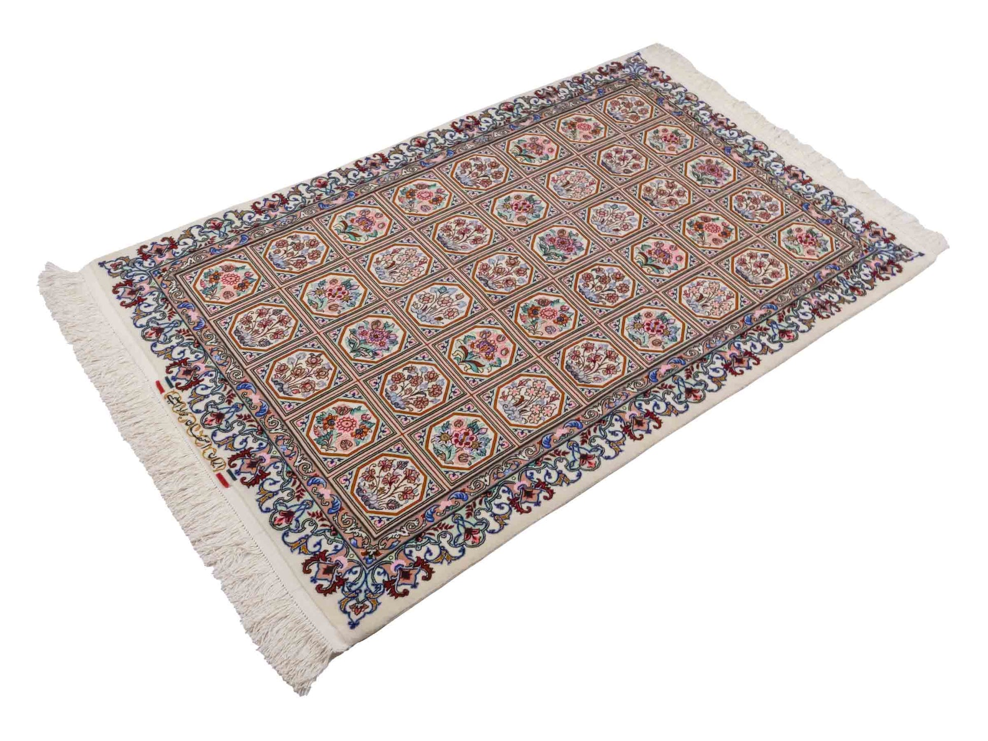 Handgeknüpfter "Javad Eslimi" Isfahan Perserteppich von Khademi aus Wolle mit Seide, cremeweiß. Feiner, persischer Teppich mit Feldmuster, signiert. Orientteppich, geknüpft in Iran. Größe: 155 x 102 cm. Teppichnummer: SB3-1069 | Jupiter In