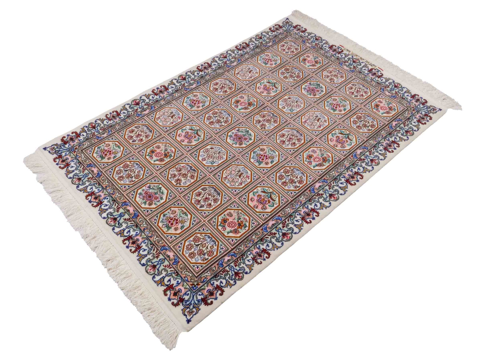 Handgeknüpfter "Javad Eslimi" Isfahan Perserteppich von Khademi aus Wolle mit Seide, cremeweiß. Feiner, persischer Teppich mit Feldmuster, signiert. Orientteppich, geknüpft in Iran. Größe: 155 x 102 cm. Teppichnummer: SB3-1069 | Jupiter In