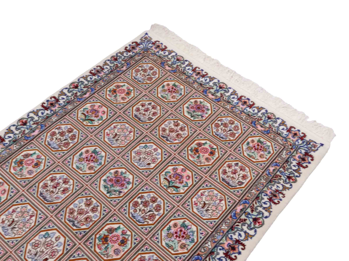 Handgeknüpfter "Javad Eslimi" Isfahan Perserteppich von Khademi aus Wolle mit Seide, cremeweiß. Feiner, persischer Teppich mit Feldmuster, signiert. Orientteppich, geknüpft in Iran. Größe: 155 x 102 cm. Teppichnummer: SB3-1069 | Jupiter In