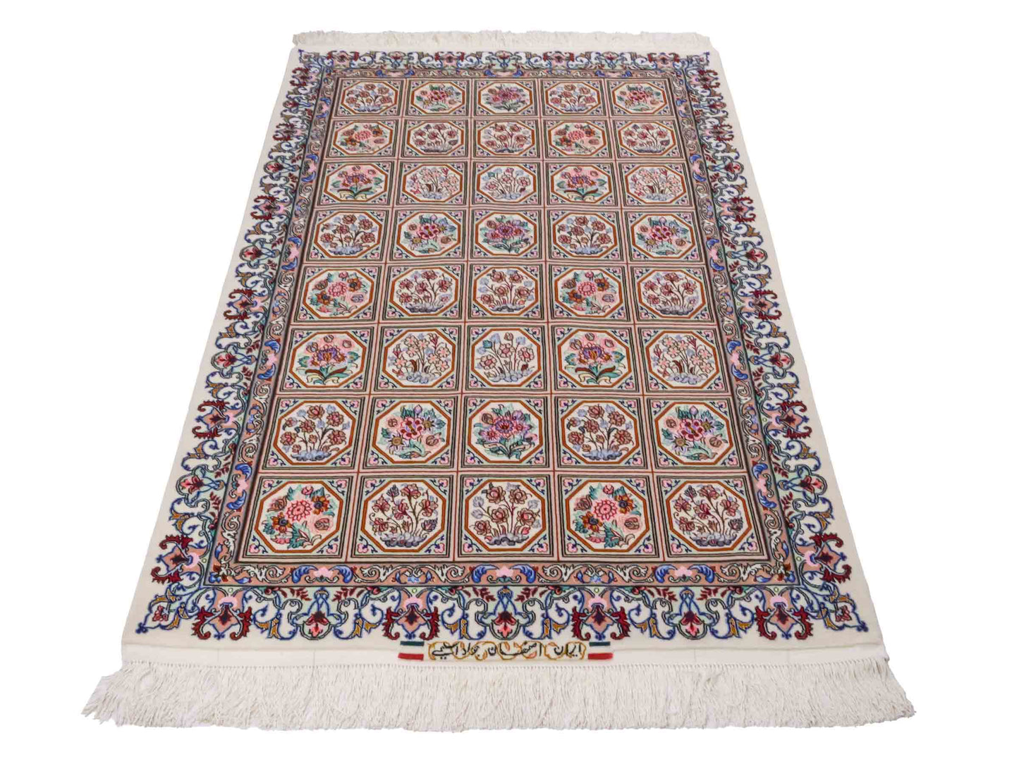 Handgeknüpfter "Javad Eslimi" Isfahan Perserteppich von Khademi aus Wolle mit Seide, cremeweiß. Feiner, persischer Teppich mit Feldmuster, signiert. Orientteppich, geknüpft in Iran. Größe: 155 x 102 cm. Teppichnummer: SB3-1069 | Jupiter In