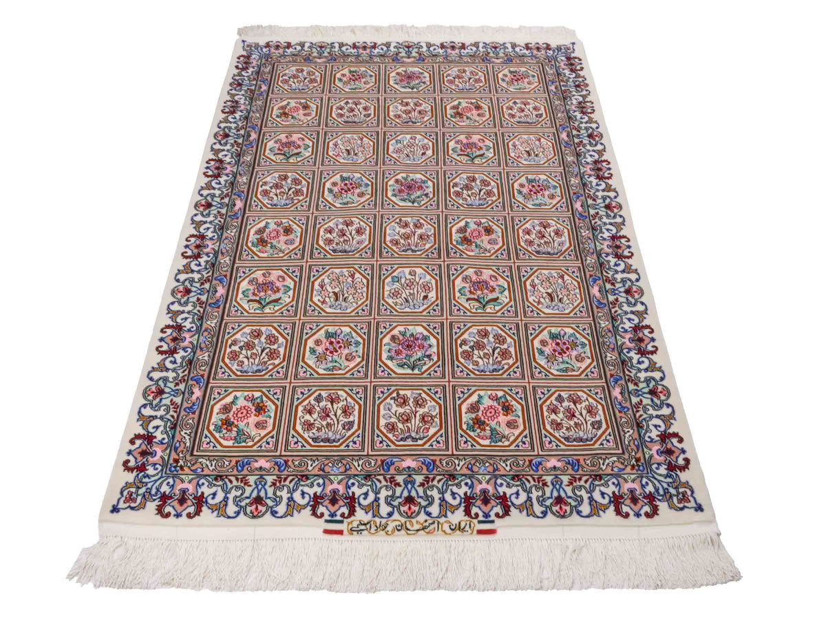 Handgeknüpfter "Javad Eslimi" Isfahan Perserteppich von Khademi aus Wolle mit Seide, cremeweiß. Feiner, persischer Teppich mit Feldmuster, signiert. Orientteppich, geknüpft in Iran. Größe: 155 x 102 cm. Teppichnummer: SB3-1069 | Jupiter In