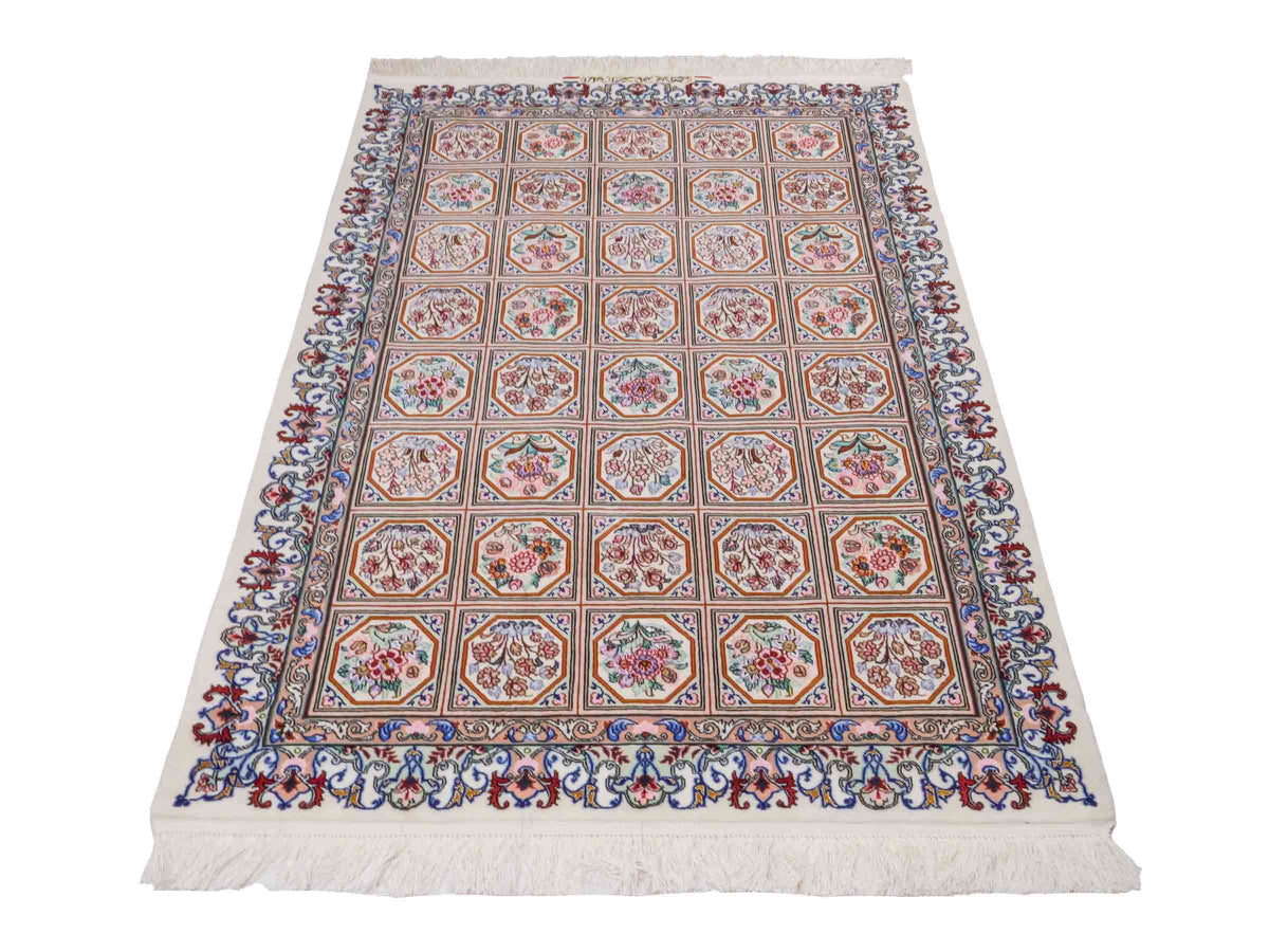 Handgeknüpfter "Javad Eslimi" Isfahan Perserteppich von Khademi aus Wolle mit Seide, cremeweiß. Feiner, persischer Teppich mit Feldmuster, signiert. Orientteppich, geknüpft in Iran. Größe: 155 x 102 cm. Teppichnummer: SB3-1069 | Jupiter In