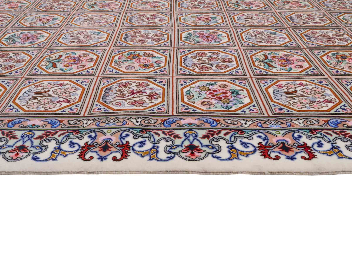 Handgeknüpfter "Javad Eslimi" Isfahan Perserteppich von Khademi aus Wolle mit Seide, cremeweiß. Feiner, persischer Teppich mit Feldmuster, signiert. Orientteppich, geknüpft in Iran. Größe: 155 x 102 cm. Teppichnummer: SB3-1069 | Jupiter In