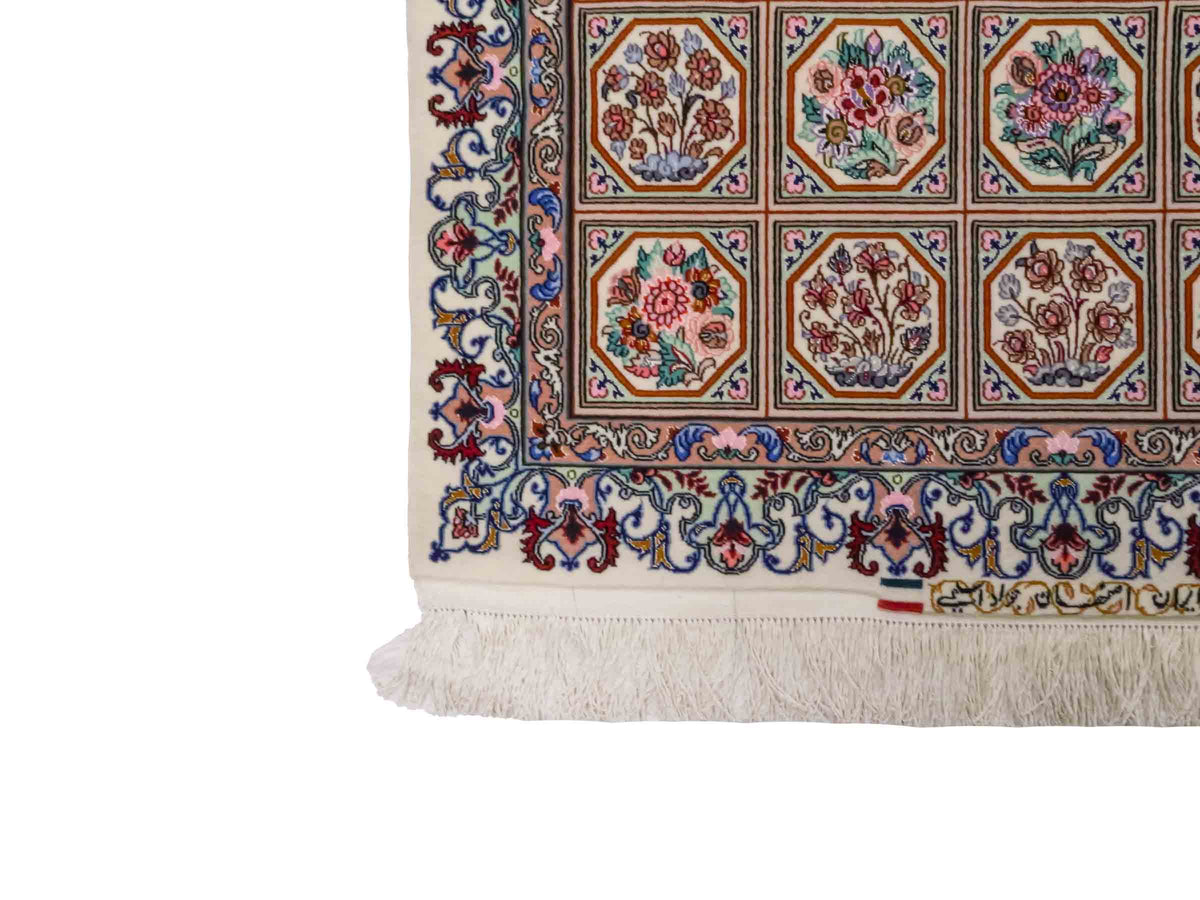 Handgeknüpfter "Javad Eslimi" Isfahan Perserteppich von Khademi aus Wolle mit Seide, cremeweiß. Feiner, persischer Teppich mit Feldmuster, signiert. Orientteppich, geknüpft in Iran. Größe: 155 x 102 cm. Teppichnummer: SB3-1069 | Jupiter In