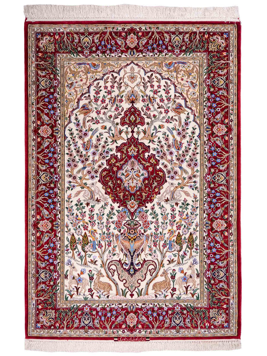 Handgeknüpfter "Davari" Isfahan Perserteppich von Khademi aus Wolle mit Seide, cremeweiß, rot. Feiner, persischer Teppich mit Medaillon, signiert. Orientteppich, geknüpft in Iran. Größe: 159 x 109 cm. Teppichnummer: SB3-1061 | Jupiter In