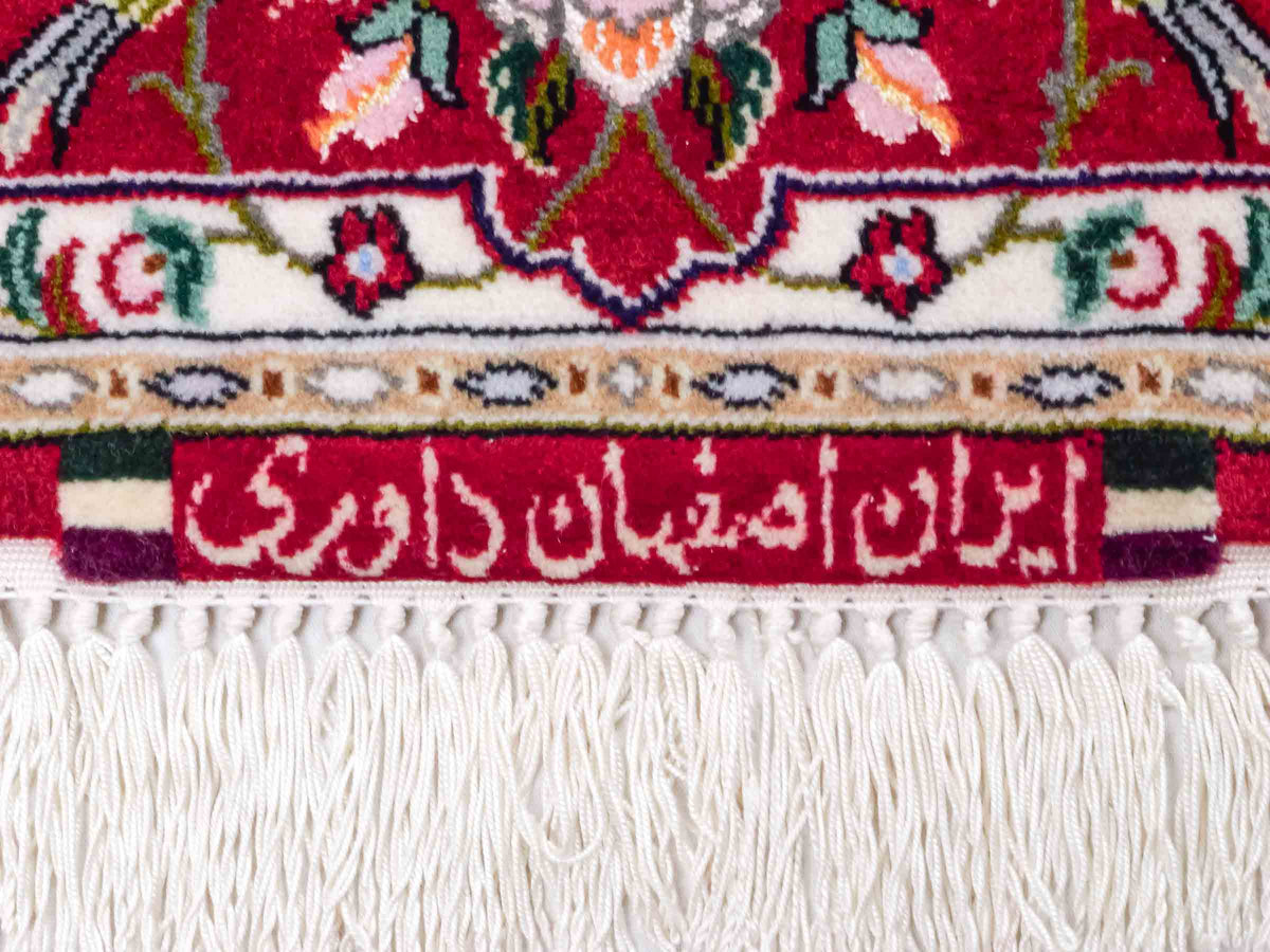 Handgeknüpfter "Davari" Isfahan Perserteppich von Khademi aus Wolle mit Seide, cremeweiß, rot. Feiner, persischer Teppich mit Medaillon, signiert. Orientteppich, geknüpft in Iran. Größe: 159 x 109 cm. Teppichnummer: SB3-1061 | Jupiter In