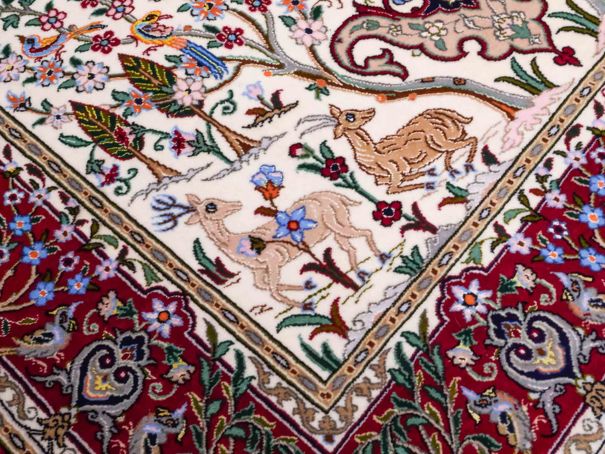 Handgeknüpfter "Davari" Isfahan Perserteppich von Khademi aus Wolle mit Seide, cremeweiß, rot. Feiner, persischer Teppich mit Medaillon, signiert. Orientteppich, geknüpft in Iran. Größe: 159 x 109 cm. Teppichnummer: SB3-1061 | Jupiter In