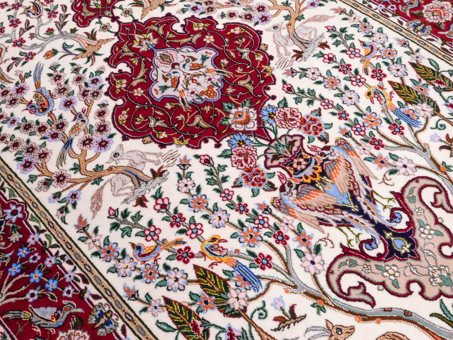 Handgeknüpfter "Davari" Isfahan Perserteppich von Khademi aus Wolle mit Seide, cremeweiß, rot. Feiner, persischer Teppich mit Medaillon, signiert. Orientteppich, geknüpft in Iran. Größe: 159 x 109 cm. Teppichnummer: SB3-1061 | Jupiter In