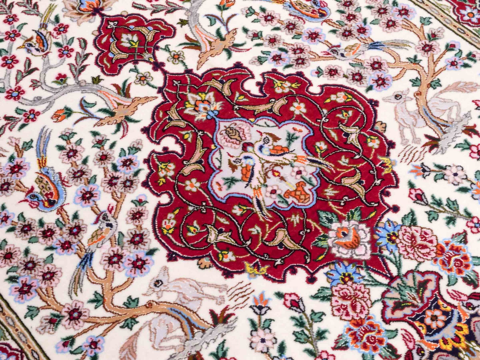 Handgeknüpfter "Davari" Isfahan Perserteppich von Khademi aus Wolle mit Seide, cremeweiß, rot. Feiner, persischer Teppich mit Medaillon, signiert. Orientteppich, geknüpft in Iran. Größe: 159 x 109 cm. Teppichnummer: SB3-1061 | Jupiter In