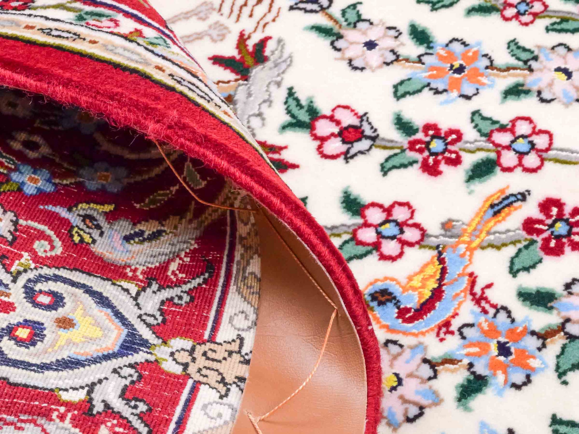 Handgeknüpfter "Davari" Isfahan Perserteppich von Khademi aus Wolle mit Seide, cremeweiß, rot. Feiner, persischer Teppich mit Medaillon, signiert. Orientteppich, geknüpft in Iran. Größe: 159 x 109 cm. Teppichnummer: SB3-1061 | Jupiter In