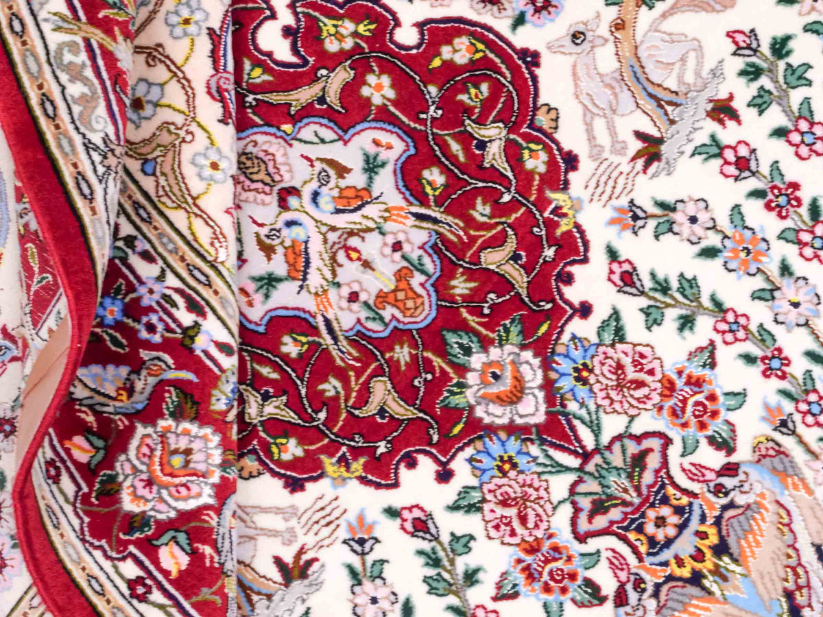Handgeknüpfter "Davari" Isfahan Perserteppich von Khademi aus Wolle mit Seide, cremeweiß, rot. Feiner, persischer Teppich mit Medaillon, signiert. Orientteppich, geknüpft in Iran. Größe: 159 x 109 cm. Teppichnummer: SB3-1061 | Jupiter In