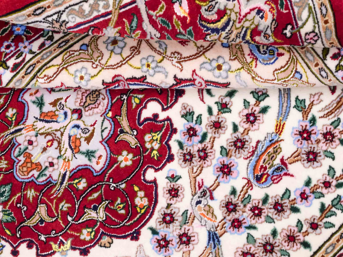 Handgeknüpfter "Davari" Isfahan Perserteppich von Khademi aus Wolle mit Seide, cremeweiß, rot. Feiner, persischer Teppich mit Medaillon, signiert. Orientteppich, geknüpft in Iran. Größe: 159 x 109 cm. Teppichnummer: SB3-1061 | Jupiter In