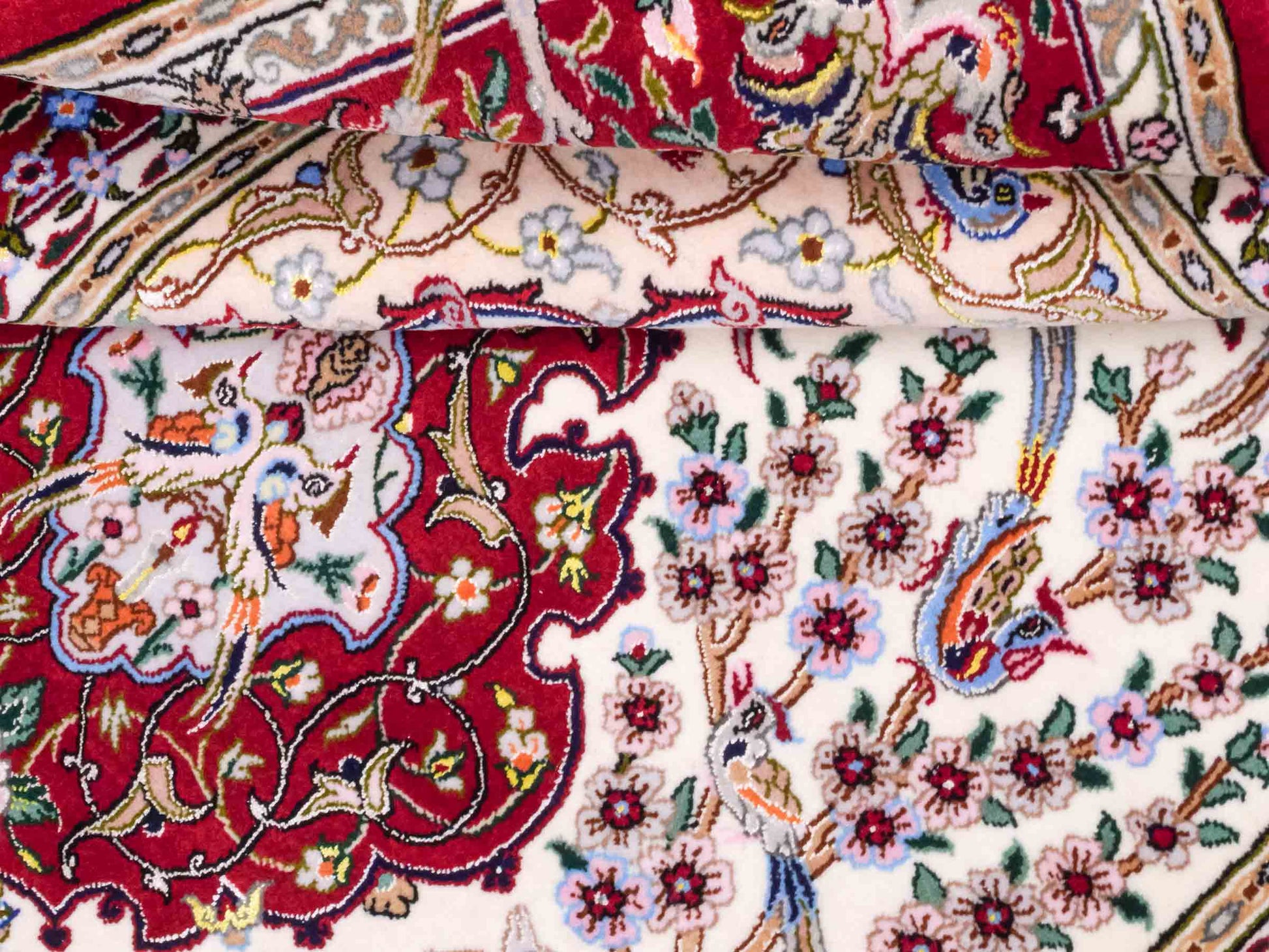 Handgeknüpfter "Davari" Isfahan Perserteppich von Khademi aus Wolle mit Seide, cremeweiß, rot. Feiner, persischer Teppich mit Medaillon, signiert. Orientteppich, geknüpft in Iran. Größe: 159 x 109 cm. Teppichnummer: SB3-1061 | Jupiter In