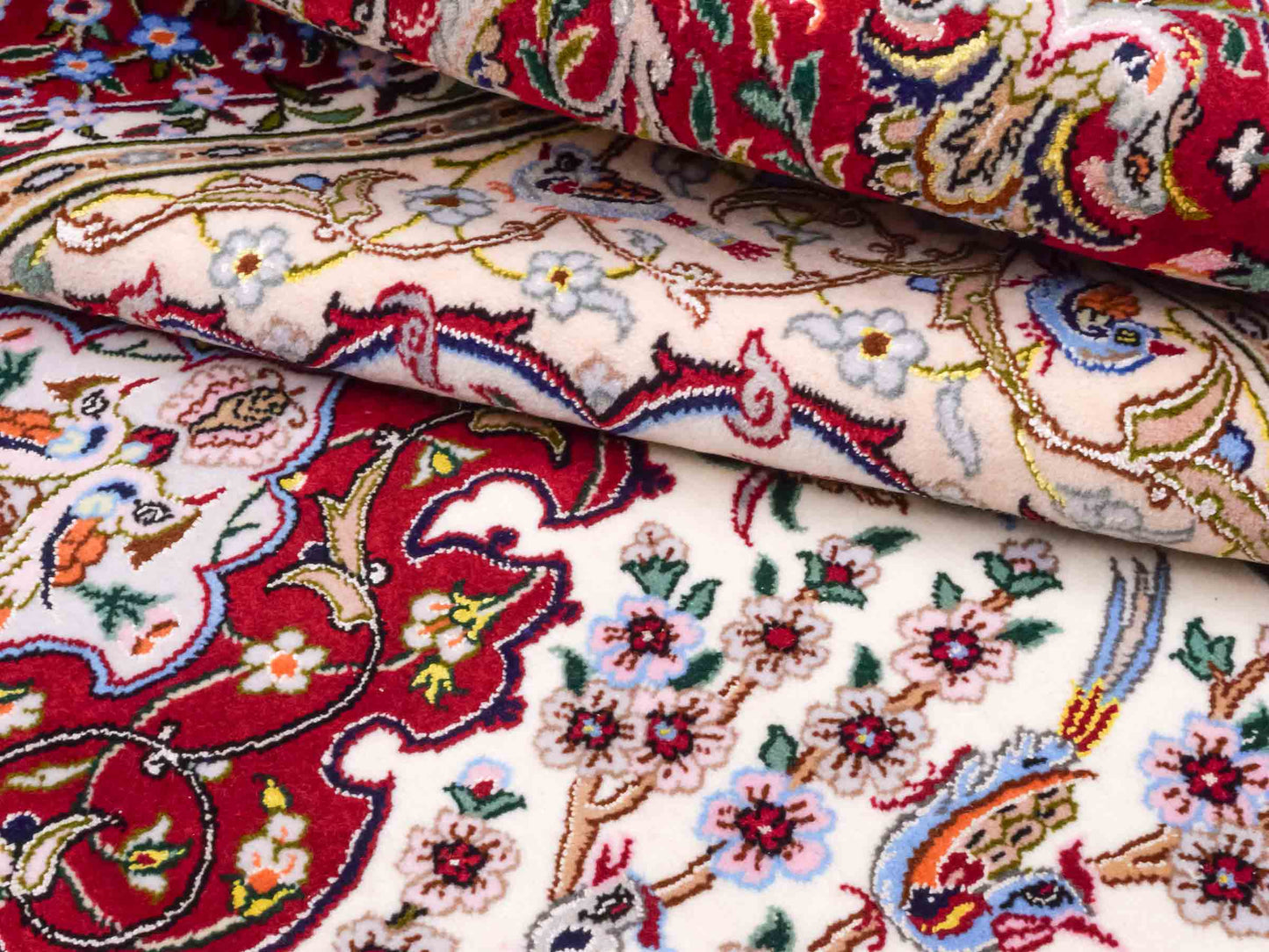 Handgeknüpfter "Davari" Isfahan Perserteppich von Khademi aus Wolle mit Seide, cremeweiß, rot. Feiner, persischer Teppich mit Medaillon, signiert. Orientteppich, geknüpft in Iran. Größe: 159 x 109 cm. Teppichnummer: SB3-1061 | Jupiter In