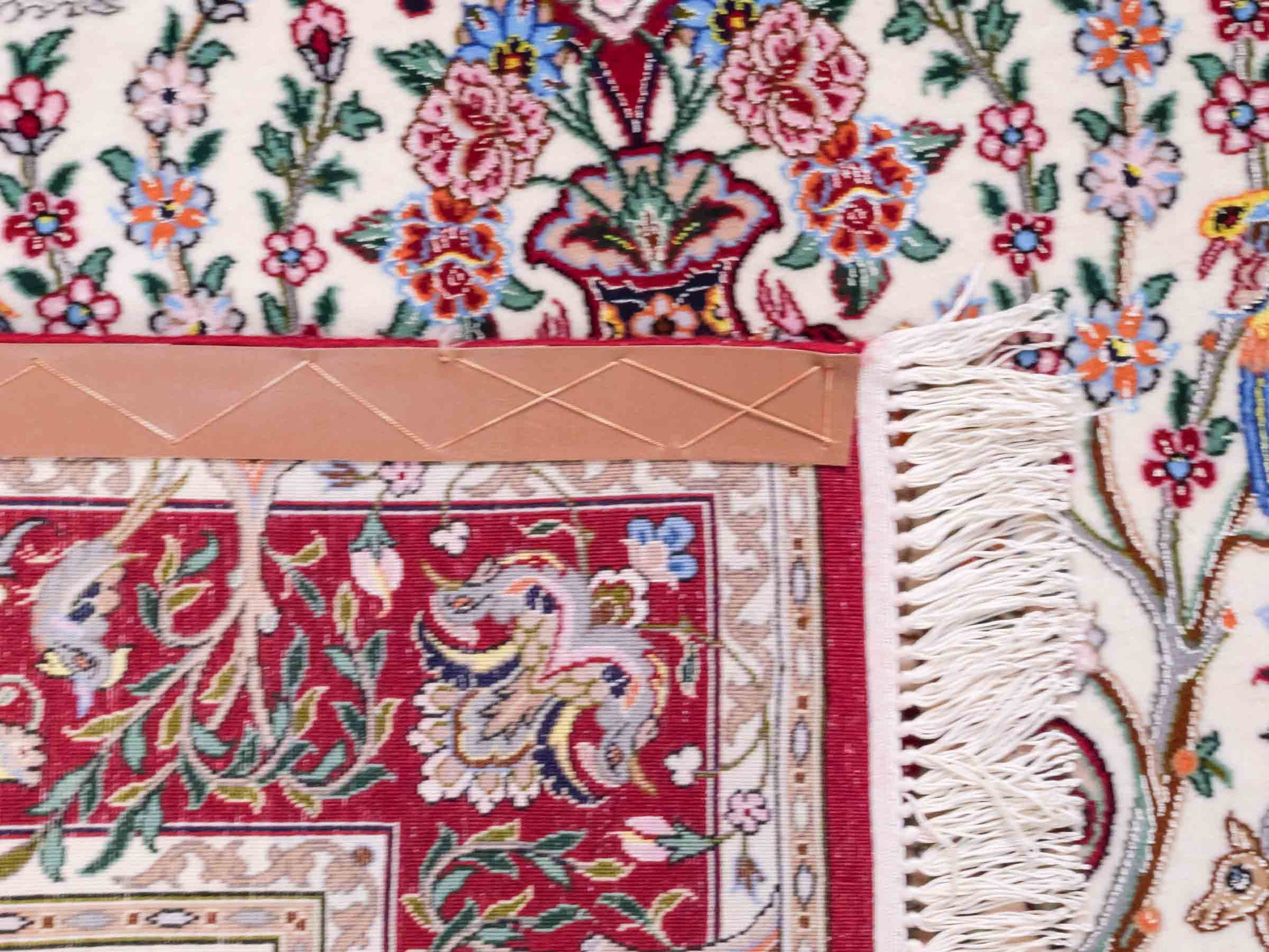 Handgeknüpfter "Davari" Isfahan Perserteppich von Khademi aus Wolle mit Seide, cremeweiß, rot. Feiner, persischer Teppich mit Medaillon, signiert. Orientteppich, geknüpft in Iran. Größe: 159 x 109 cm. Teppichnummer: SB3-1061 | Jupiter In