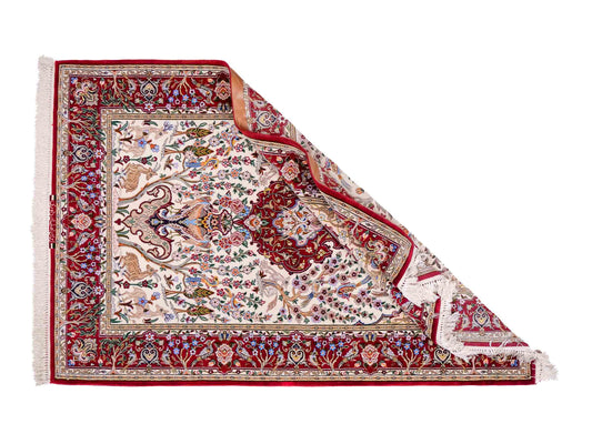 Handgeknüpfter "Davari" Isfahan Perserteppich von Khademi aus Wolle mit Seide, cremeweiß, rot. Feiner, persischer Teppich mit Medaillon, signiert. Orientteppich, geknüpft in Iran. Größe: 159 x 109 cm. Teppichnummer: SB3-1061 | Jupiter In