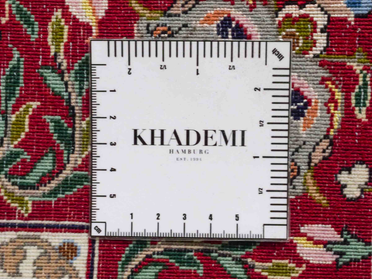 Handgeknüpfter "Davari" Isfahan Perserteppich von Khademi aus Wolle mit Seide, cremeweiß, rot. Feiner, persischer Teppich mit Medaillon, signiert. Orientteppich, geknüpft in Iran. Größe: 159 x 109 cm. Teppichnummer: SB3-1061 | Jupiter In