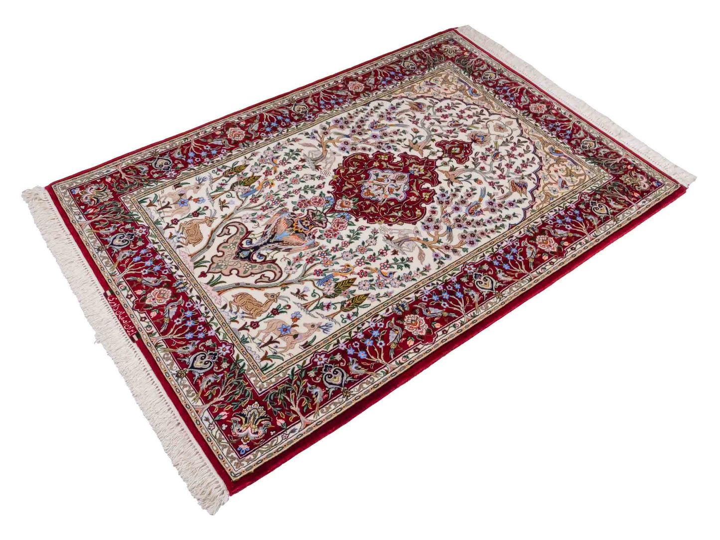 Handgeknüpfter "Davari" Isfahan Perserteppich von Khademi aus Wolle mit Seide, cremeweiß, rot. Feiner, persischer Teppich mit Medaillon, signiert. Orientteppich, geknüpft in Iran. Größe: 159 x 109 cm. Teppichnummer: SB3-1061 | Jupiter In