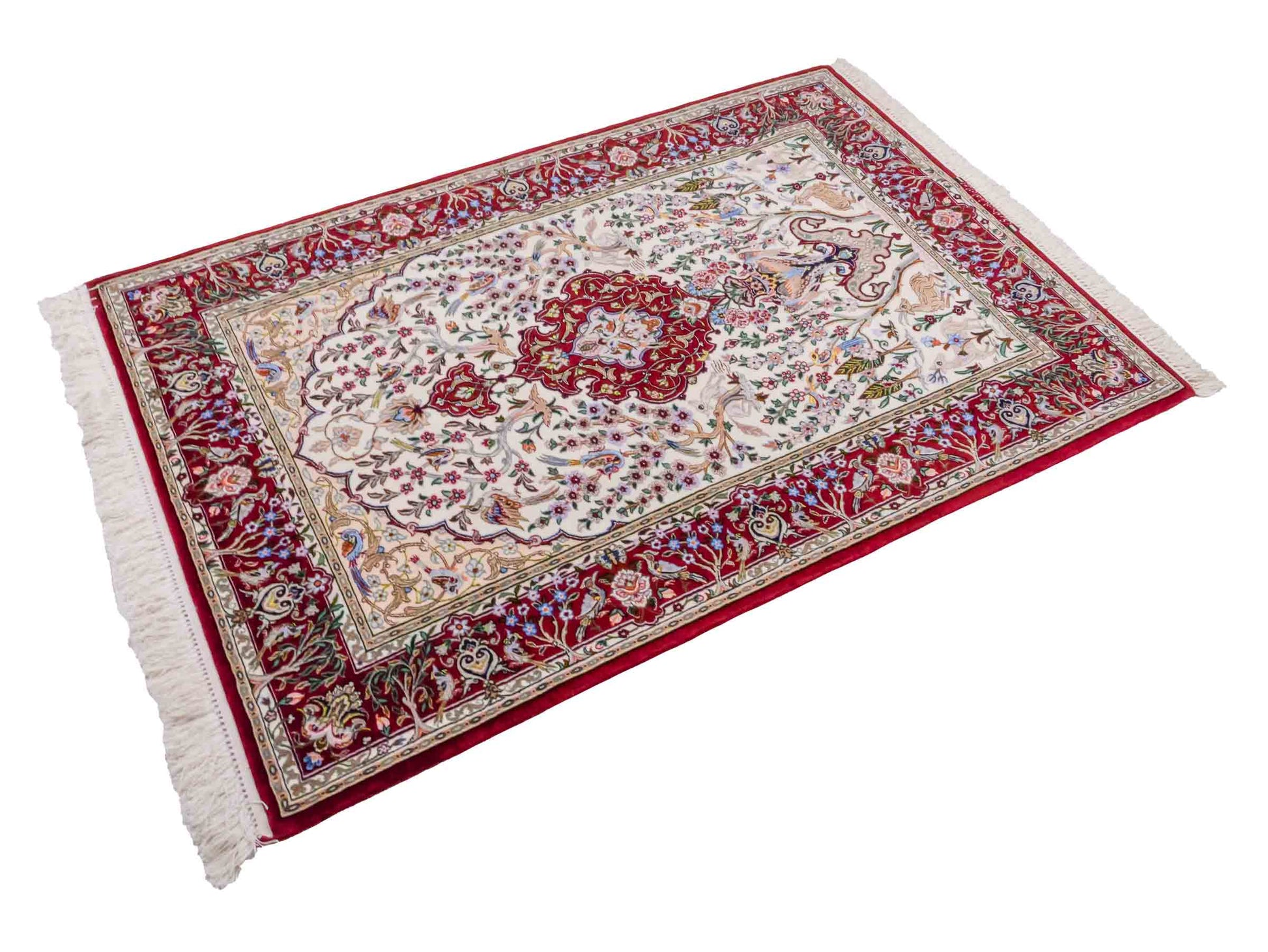 Handgeknüpfter "Davari" Isfahan Perserteppich von Khademi aus Wolle mit Seide, cremeweiß, rot. Feiner, persischer Teppich mit Medaillon, signiert. Orientteppich, geknüpft in Iran. Größe: 159 x 109 cm. Teppichnummer: SB3-1061 | Jupiter In