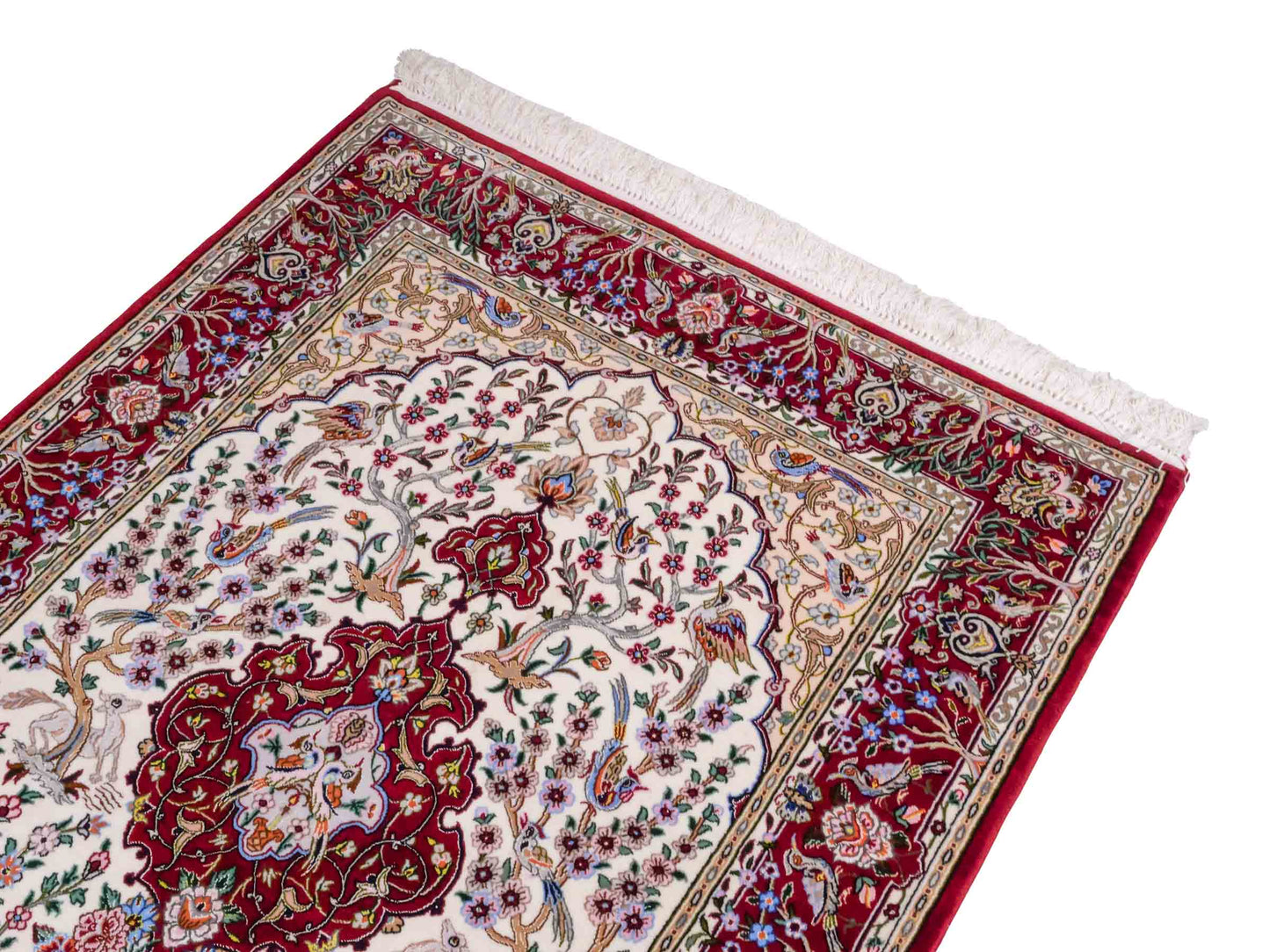 Handgeknüpfter "Davari" Isfahan Perserteppich von Khademi aus Wolle mit Seide, cremeweiß, rot. Feiner, persischer Teppich mit Medaillon, signiert. Orientteppich, geknüpft in Iran. Größe: 159 x 109 cm. Teppichnummer: SB3-1061 | Jupiter In