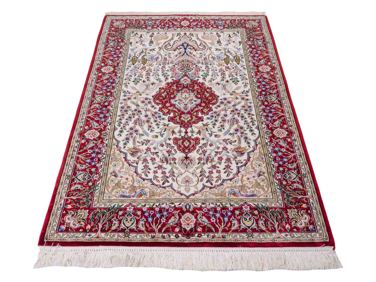 Handgeknüpfter "Davari" Isfahan Perserteppich von Khademi aus Wolle mit Seide, cremeweiß, rot. Feiner, persischer Teppich mit Medaillon, signiert. Orientteppich, geknüpft in Iran. Größe: 159 x 109 cm. Teppichnummer: SB3-1061 | Jupiter In