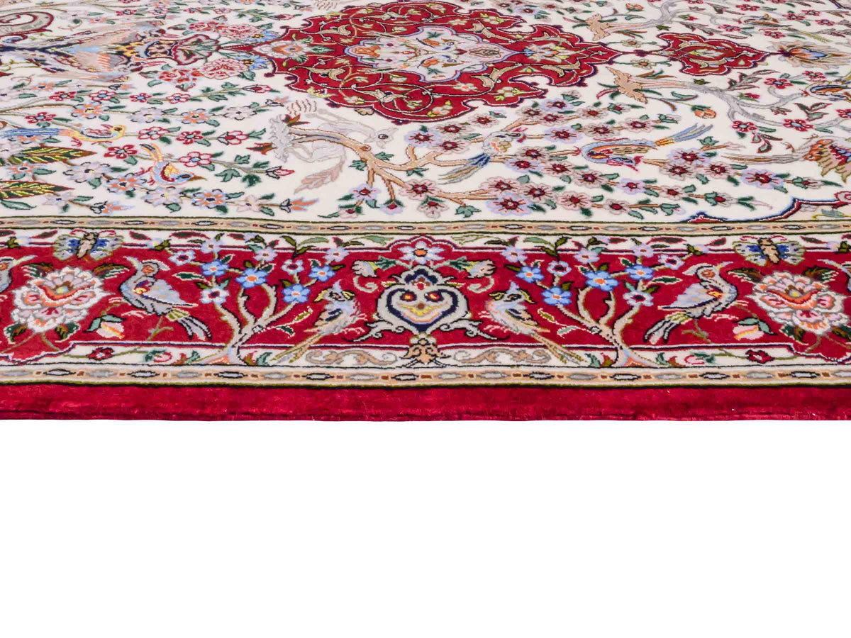 Handgeknüpfter "Davari" Isfahan Perserteppich von Khademi aus Wolle mit Seide, cremeweiß, rot. Feiner, persischer Teppich mit Medaillon, signiert. Orientteppich, geknüpft in Iran. Größe: 159 x 109 cm. Teppichnummer: SB3-1061 | Jupiter In