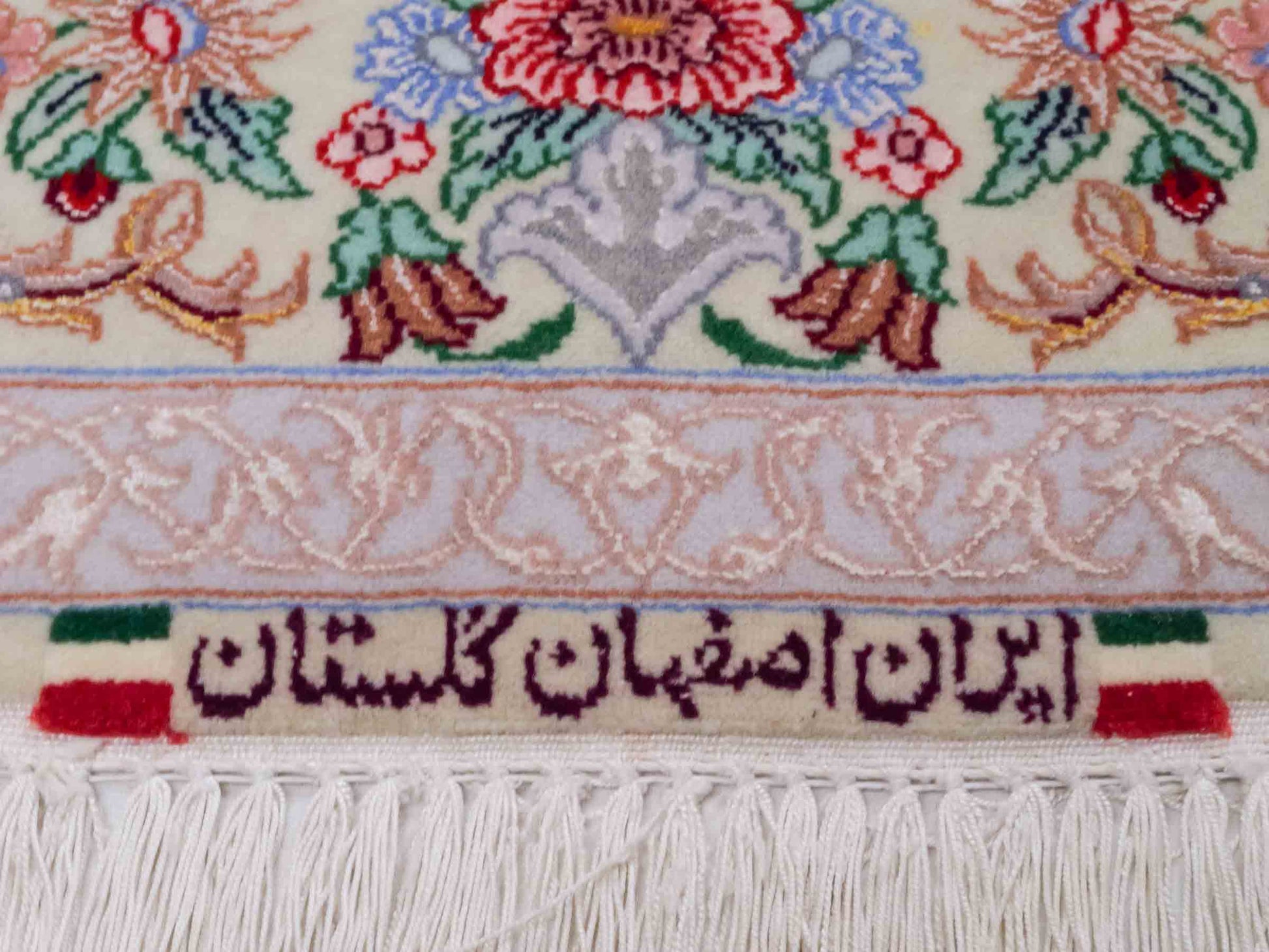 Handgeknüpfter "Golestan" Isfahan Perserteppich von Khademi aus Wolle mit Seide, weiß, creme. Feiner, persischer Teppich mit Medaillon, signiert. Orientteppich handgeknüpft in Iran. Größe: 160 x 109 cm. Teppichnummer: DB3-1052. Jupiter Intl.