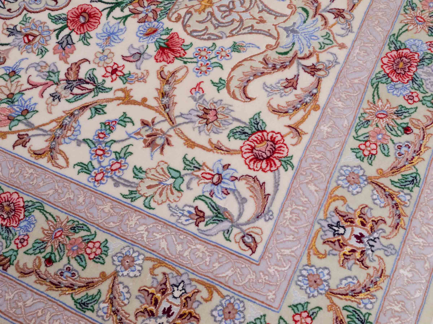 Handgeknüpfter "Golestan" Isfahan Perserteppich von Khademi aus Wolle mit Seide, weiß, creme. Feiner, persischer Teppich mit Medaillon, signiert. Orientteppich handgeknüpft in Iran. Größe: 160 x 109 cm. Teppichnummer: DB3-1052. Jupiter Intl.
