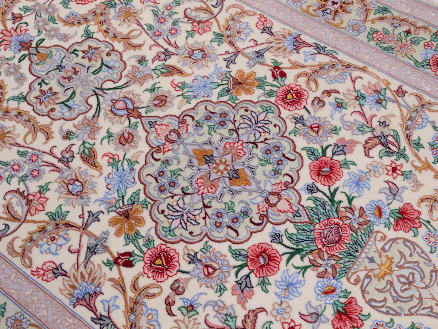 Handgeknüpfter "Golestan" Isfahan Perserteppich von Khademi aus Wolle mit Seide, weiß, creme. Feiner, persischer Teppich mit Medaillon, signiert. Orientteppich handgeknüpft in Iran. Größe: 160 x 109 cm. Teppichnummer: DB3-1052. Jupiter Intl.