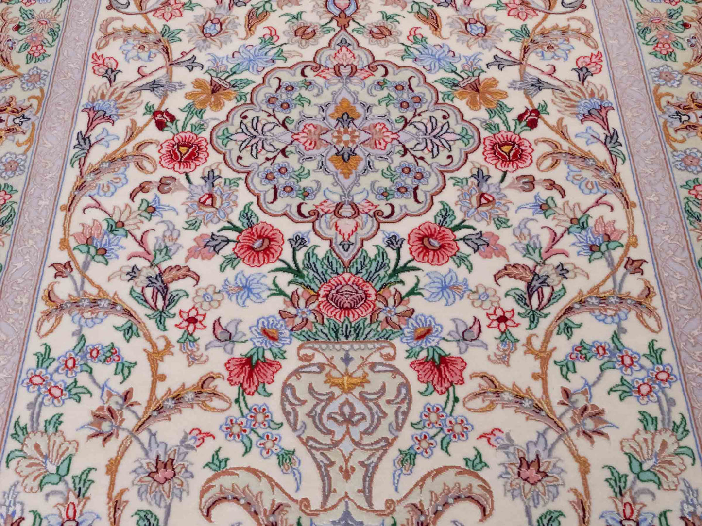 Handgeknüpfter "Golestan" Isfahan Perserteppich von Khademi aus Wolle mit Seide, weiß, creme. Feiner, persischer Teppich mit Medaillon, signiert. Orientteppich handgeknüpft in Iran. Größe: 160 x 109 cm. Teppichnummer: DB3-1052. Jupiter Intl.