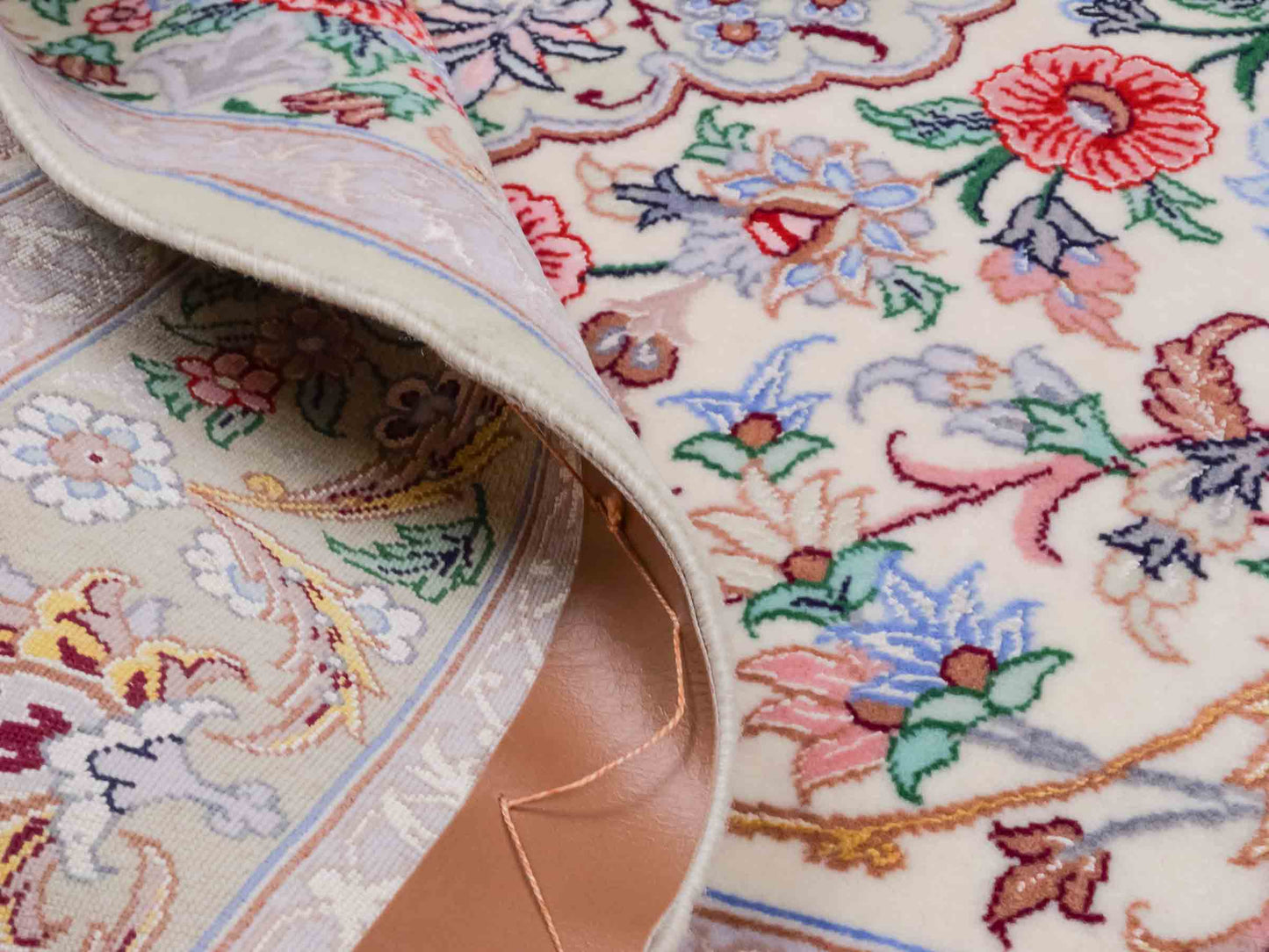Handgeknüpfter "Golestan" Isfahan Perserteppich von Khademi aus Wolle mit Seide, weiß, creme. Feiner, persischer Teppich mit Medaillon, signiert. Orientteppich handgeknüpft in Iran. Größe: 160 x 109 cm. Teppichnummer: DB3-1052. Jupiter Intl.
