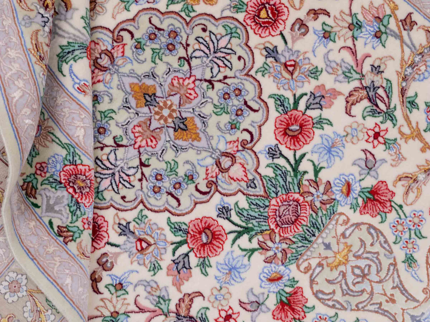 Handgeknüpfter "Golestan" Isfahan Perserteppich von Khademi aus Wolle mit Seide, weiß, creme. Feiner, persischer Teppich mit Medaillon, signiert. Orientteppich handgeknüpft in Iran. Größe: 160 x 109 cm. Teppichnummer: DB3-1052. Jupiter Intl.